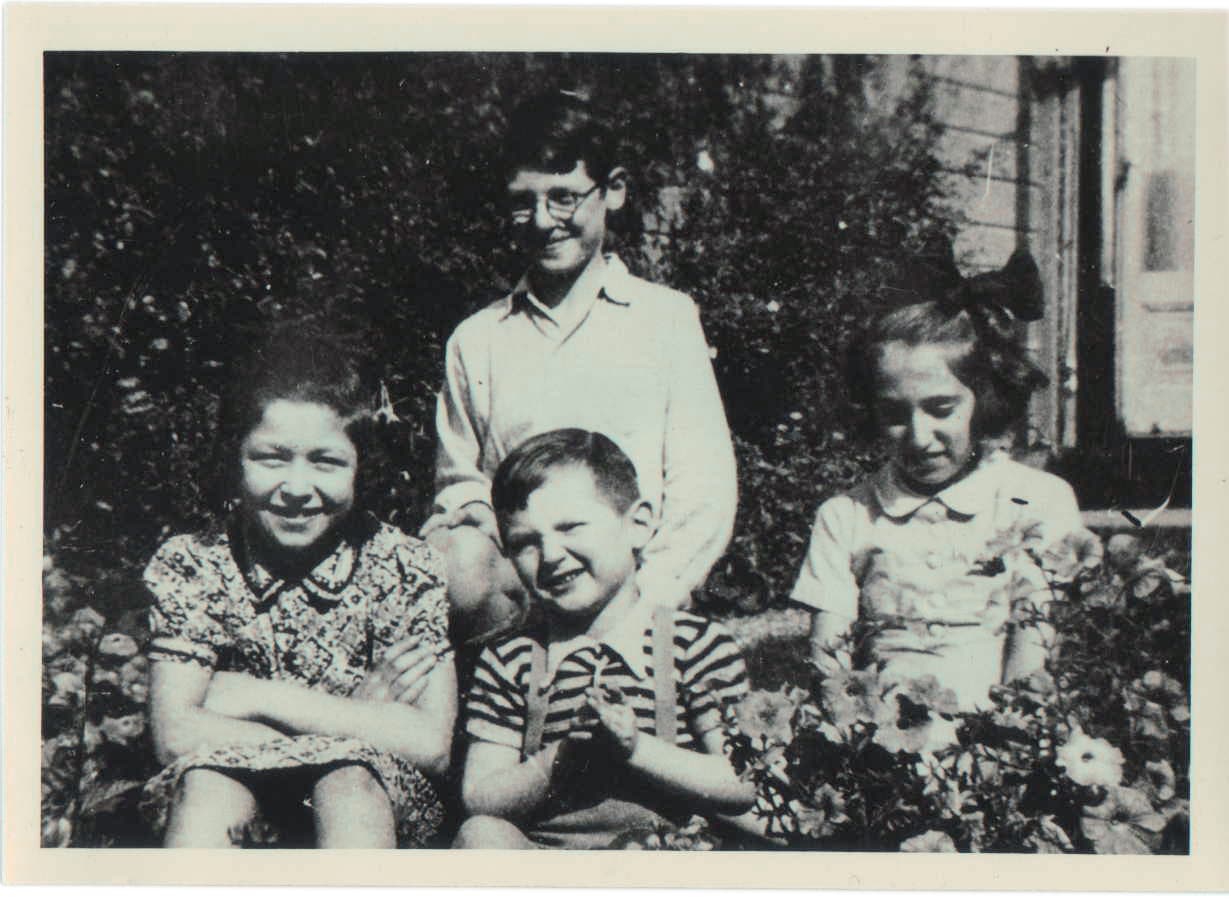 Mirjam Geismar (L), Tante Nel (C) and her other charges.