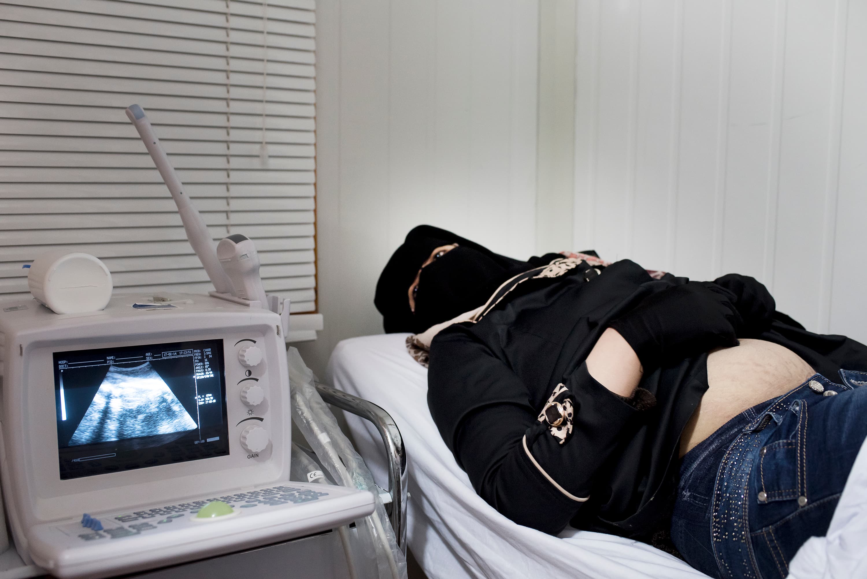 20-year-old Hannan undergoes an ultrasound at Dr. Diab’s clinic. Hannan is expecting her first baby. Dr. Diab reveals to her that she is carrying a healthy baby boy.