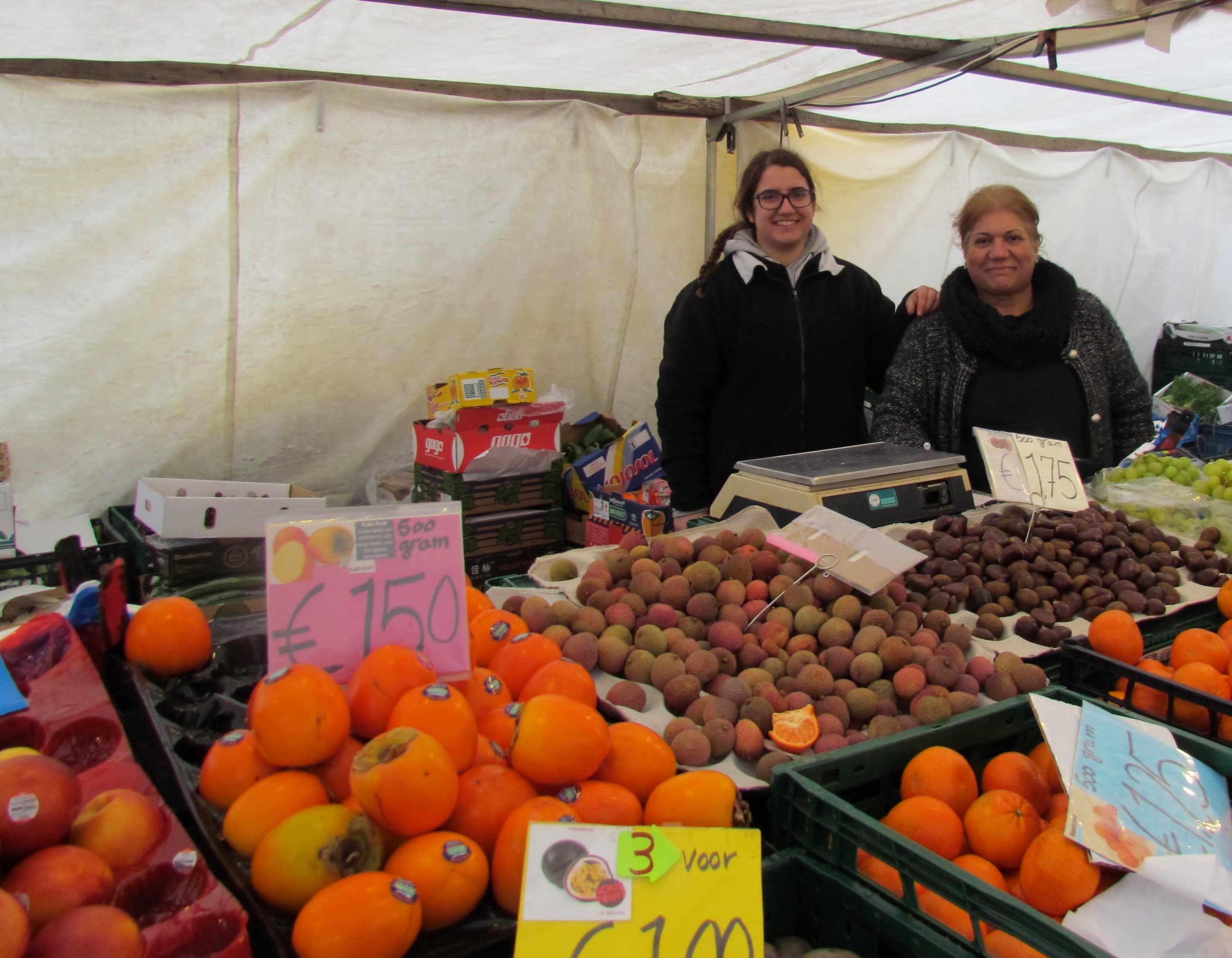 Aylin and her mother sell fruit and vegetables the market in Spijkenisse. Aylin's parents are from Iran, and they all plan to vote for Geert Wilders.