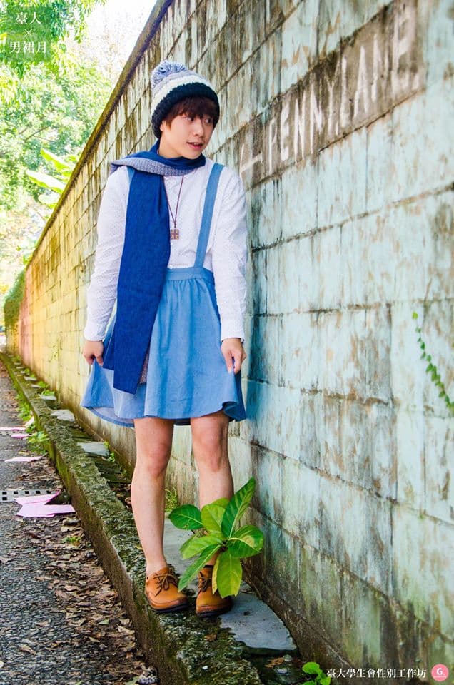 Hao-Cheng gradually felt comfortable with the skirt.