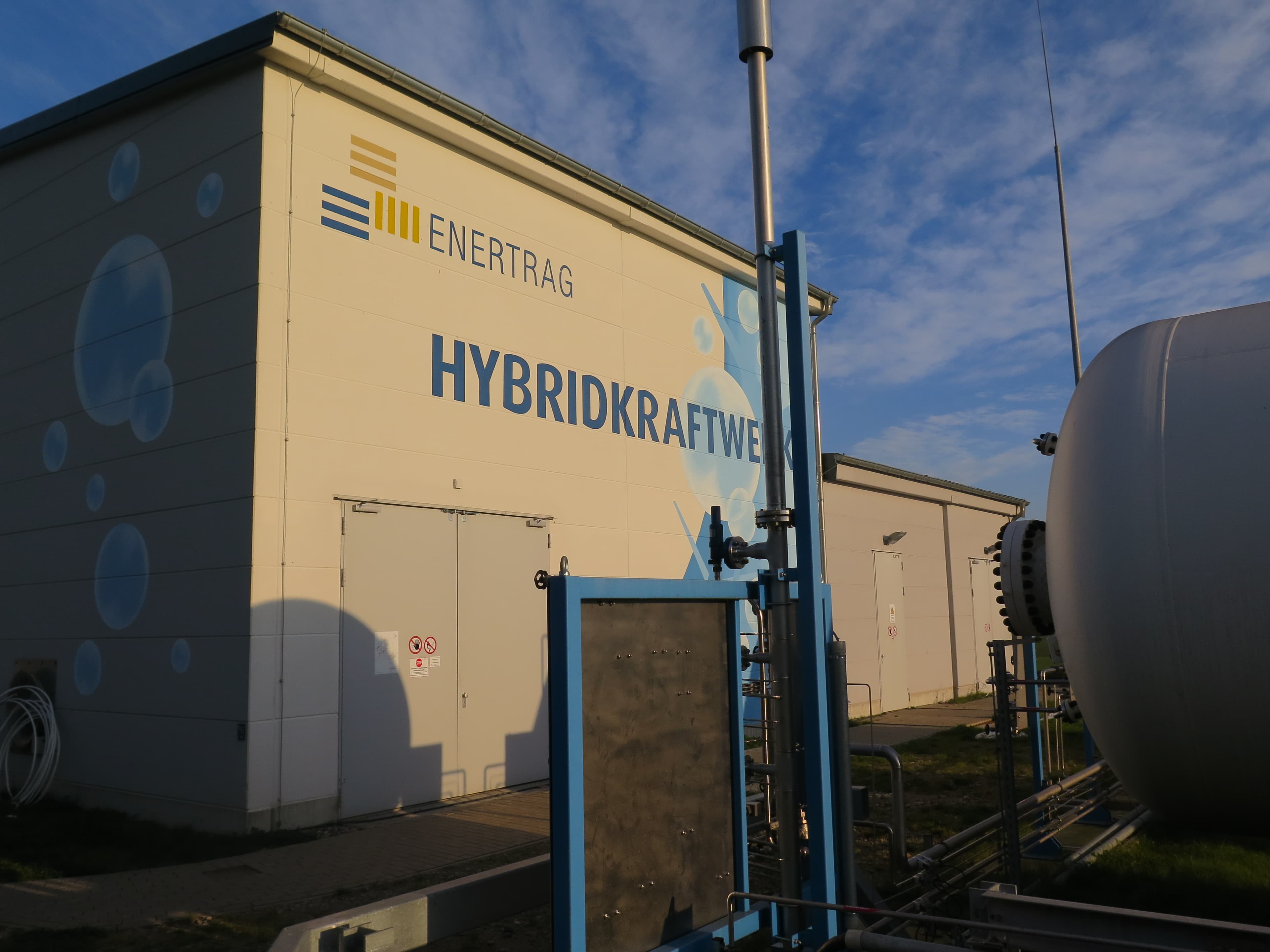 Enertrag generates its green hydrogen in this new facility in the small town of Prenzlau, developed together with the energy companies Vattenfall and Total.