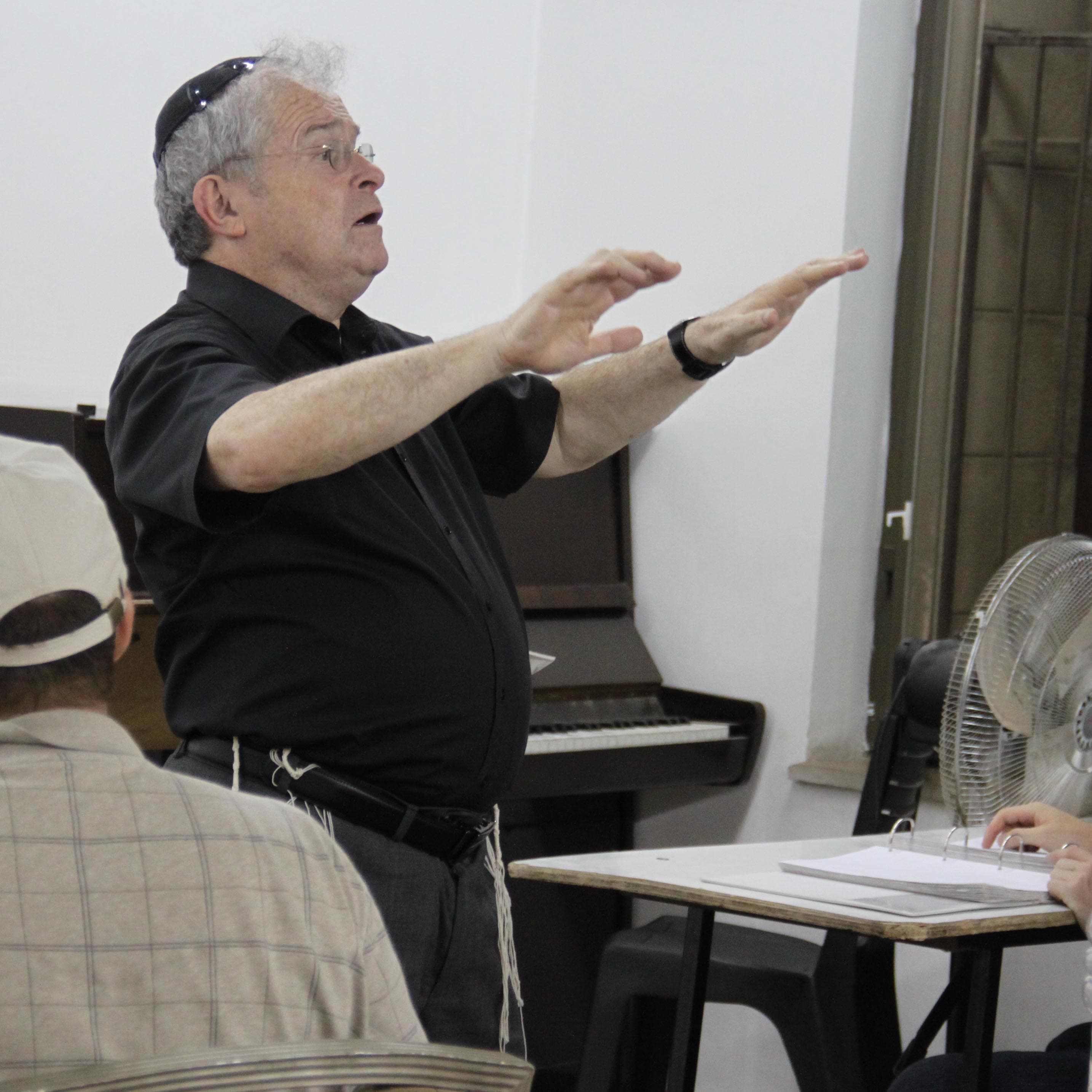 Elli Jaffe conducts the choir during practice at Jerusalem’s Great Synagogue.