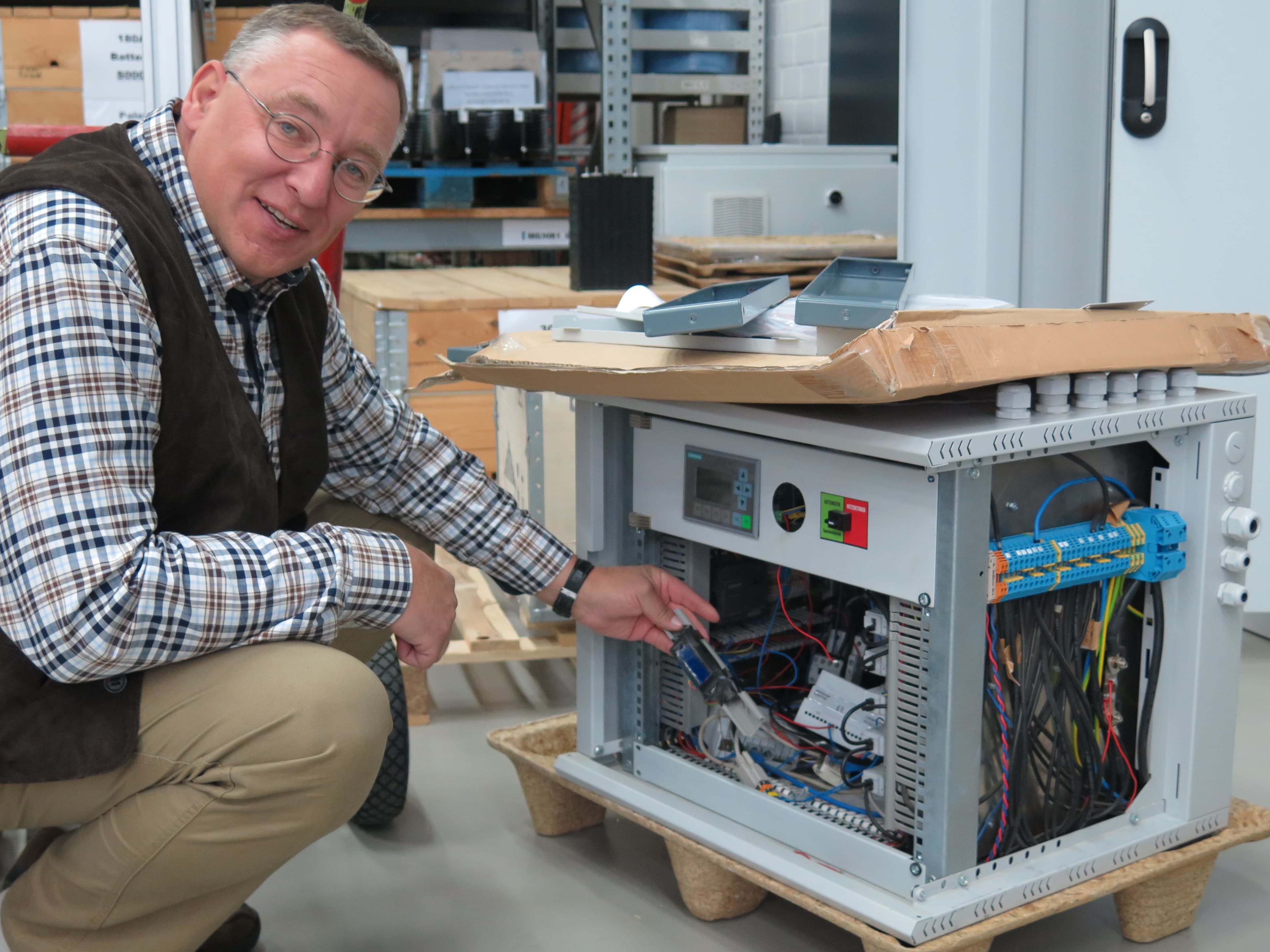 Wolfram Walter with his first home solar storage system, which he built when he was unhappy with any of the others he could find on the market. Barely a year after he started testing it out in his own house the Sonnenspeicher/Sun Storage system won an awa