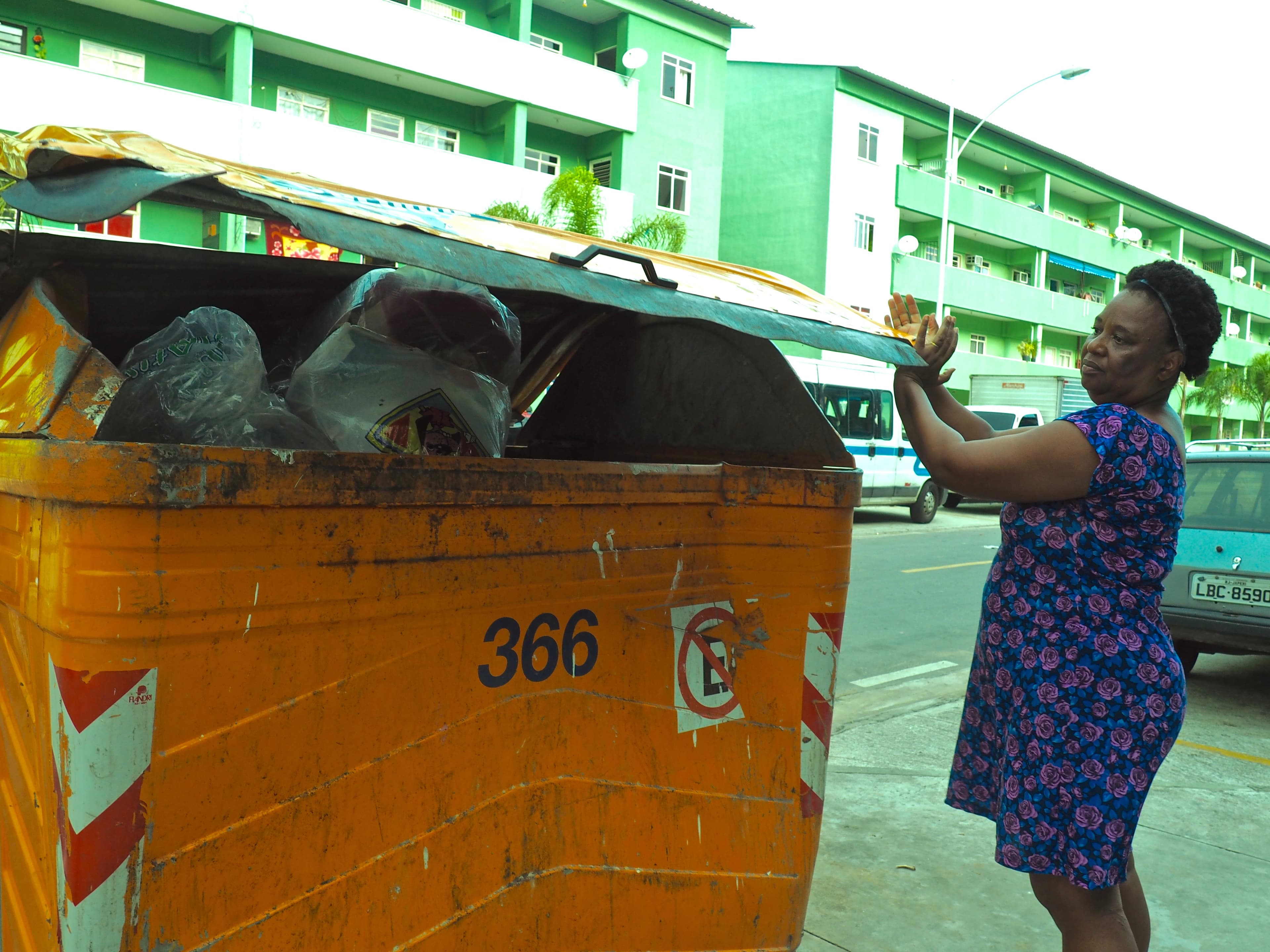 Gleide Guimarães and trash