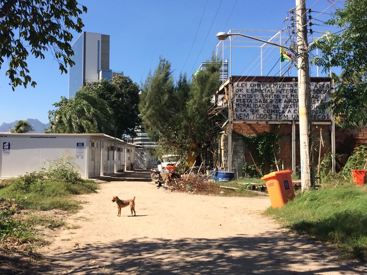 Vila Autodromo residents resisted the forced evictions. Protest graffiti read “apartheid” and “we have the right to live here.”