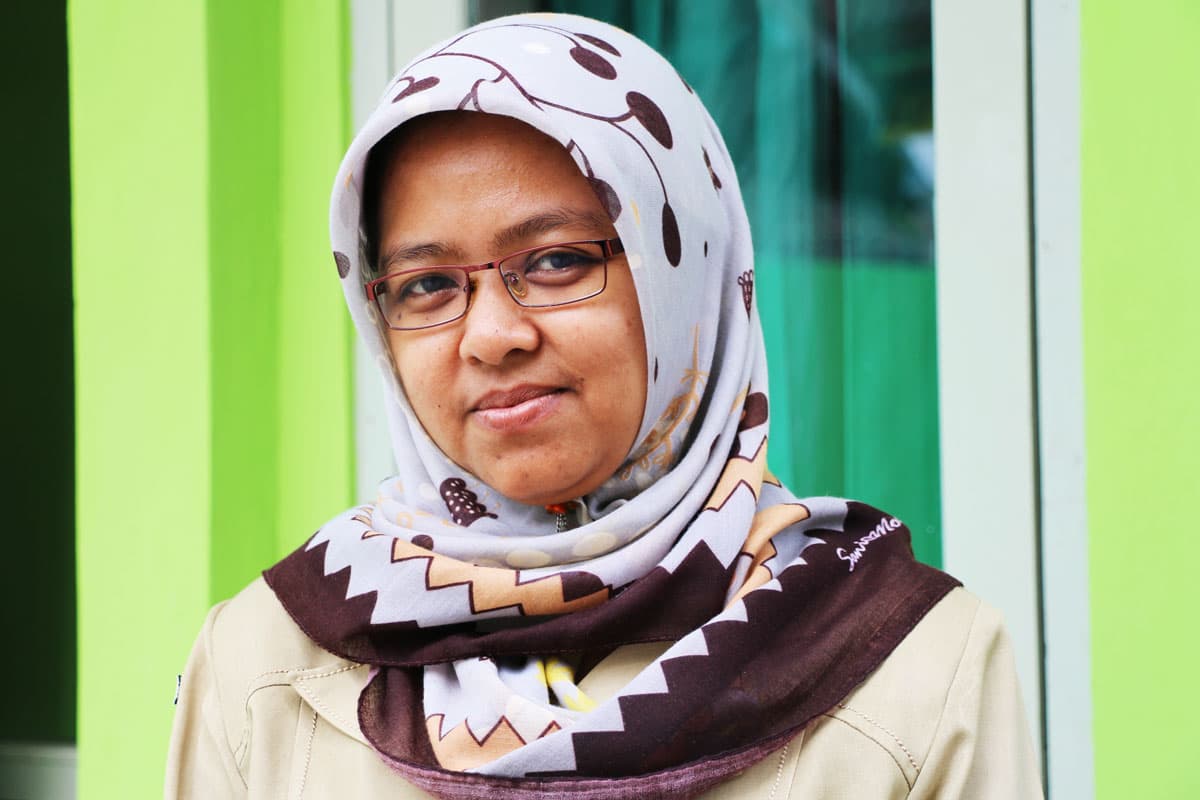 Dr. Diah Prasetyorini leads youth discussion groups about reproductive health and helps young people get access to contraception at local UNFPA-supported clinics.