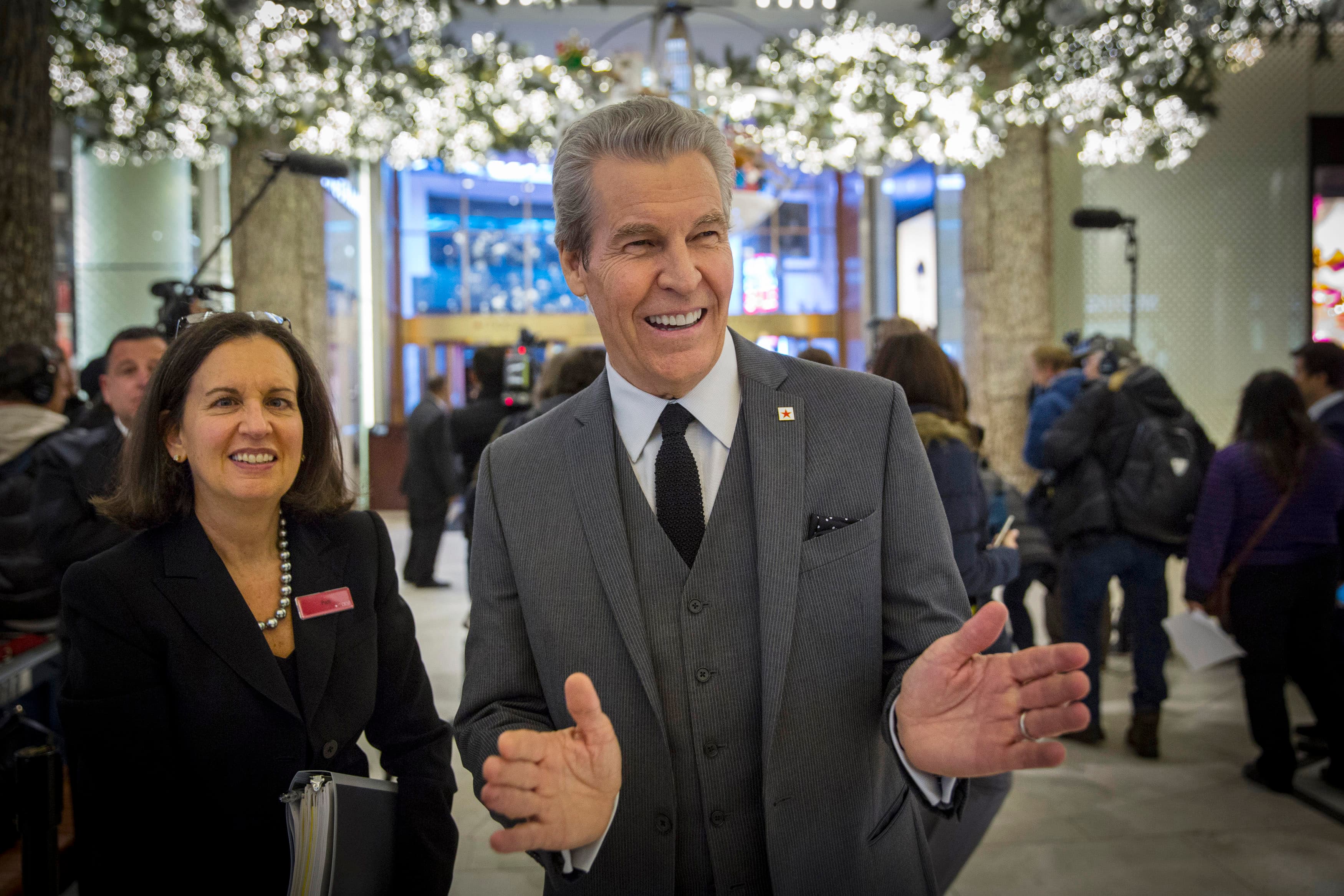 Terry J. Lundgren, head of Macy's, dumps Trump