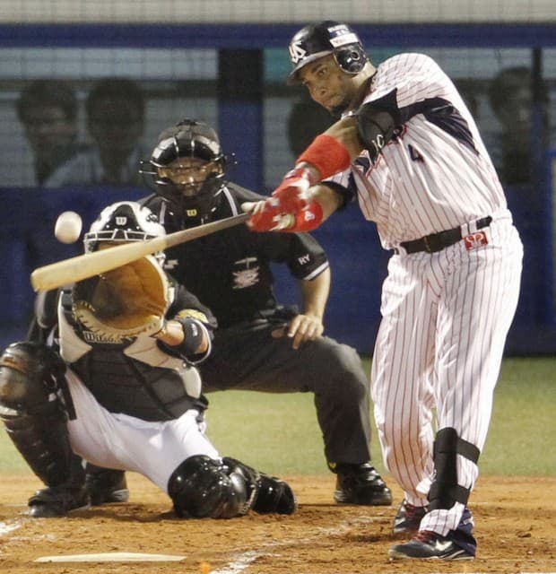 Tokyo Yakult Swallows' Wladimir Balentien hits his 56th homer to break Japan's single-season record at a baseball game in Tokyo. (Photo: REUTERS/Kyodo)