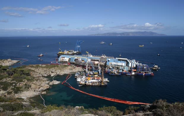 The capsized cruise liner Costa Concordia lies on its side next to Giglio Island September 16, 2013. (Photo: REUTERS/Tony Gentile)