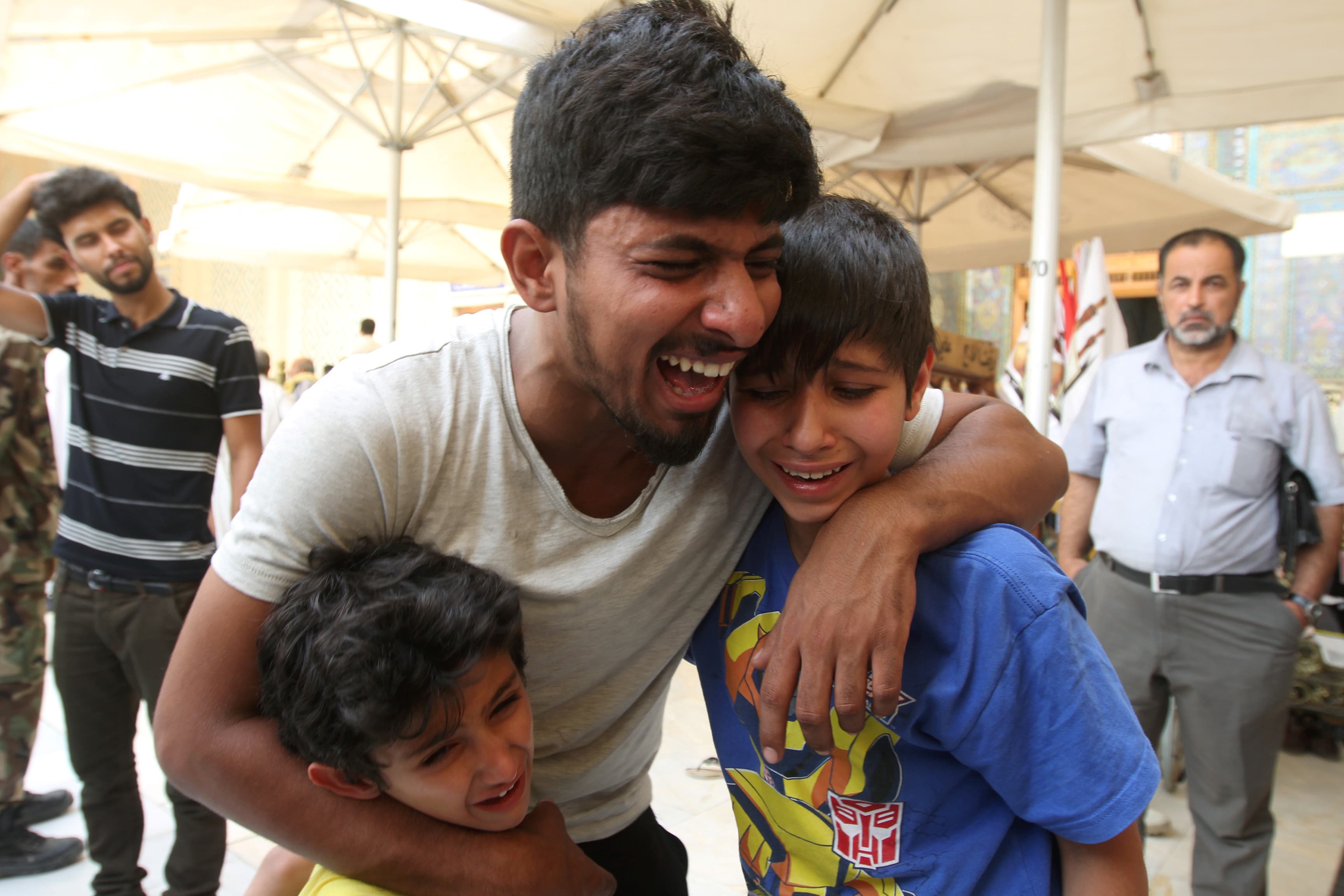 Mourners react during a funeral of a victim who was killed in a suicide car bomb in the Karrada shopping area in Baghdad, during the funeral in Najaf, south of Baghdad, Iraq, July 3, 2016. REUTERS/Alaa Al-Marjani