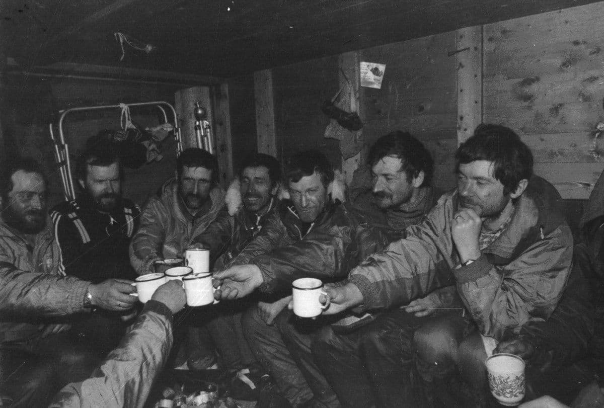 In 2001, Sindelar accompanied a group of Russian explorers to the Arctic. The trip was led by Vladimir Chukov, a very well-known polar explorer. Here the team was about to make their first venture onto the ice.