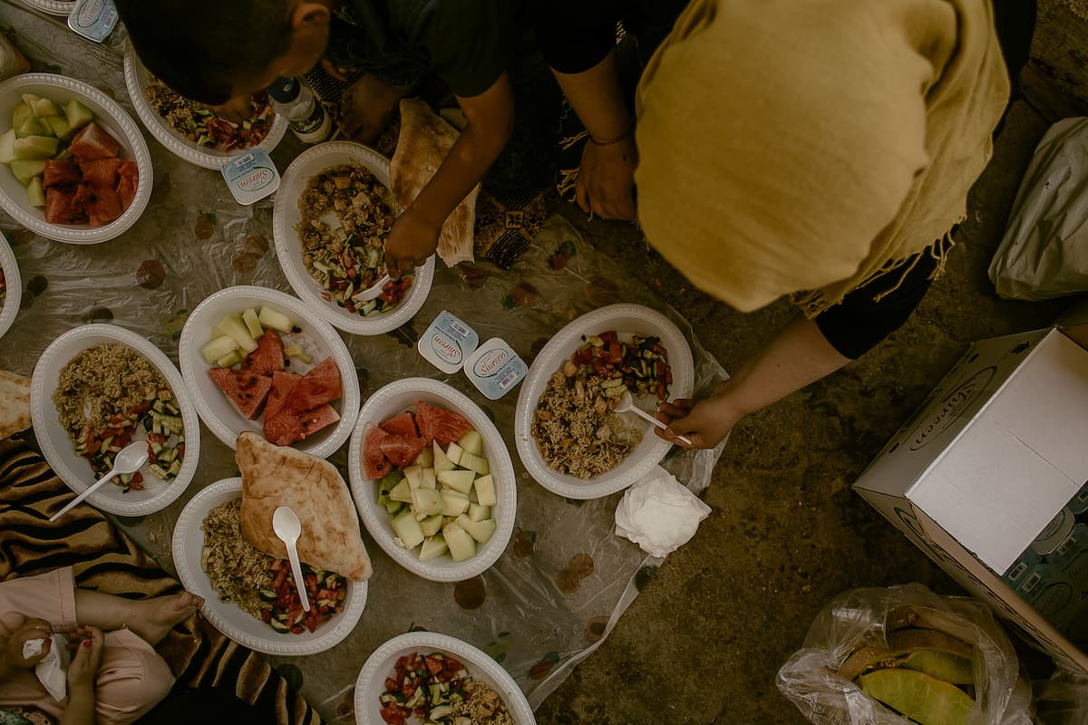 Women and children share a lunch before the reintegration ceremony begins.