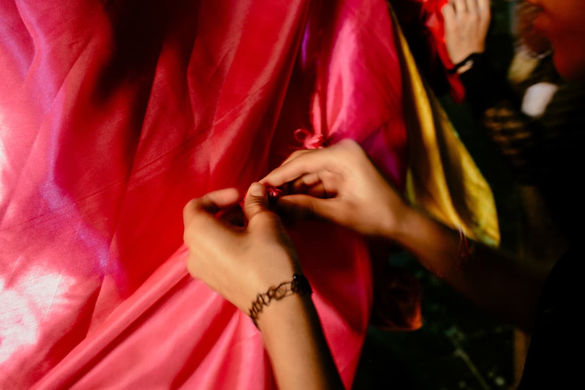 Each person must make three knots and three wishes for themselves in cloth.