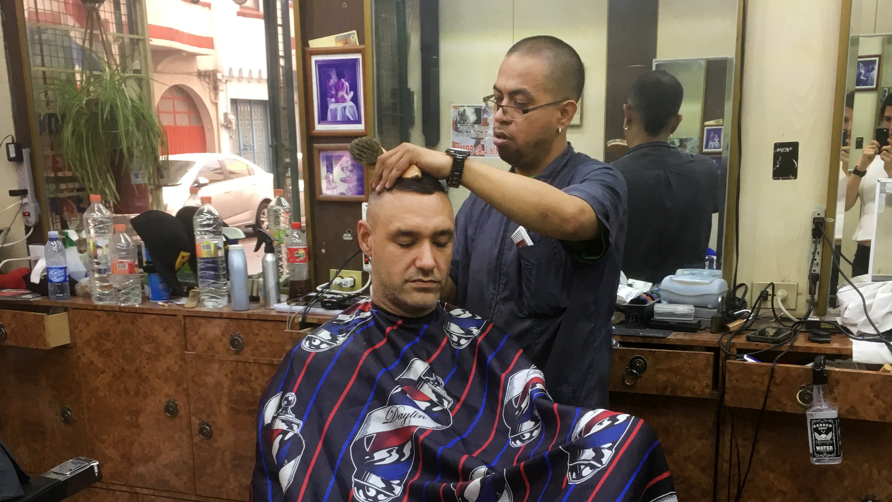 Edwin Malagon cutting hair