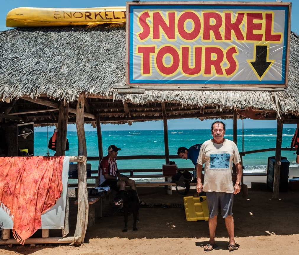 mario castro en frente de su agencia de buceo