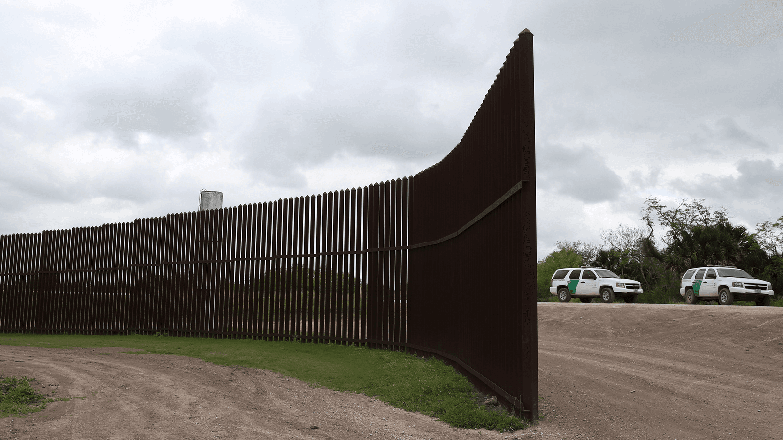 a gap in the border wall between the US and Mexico