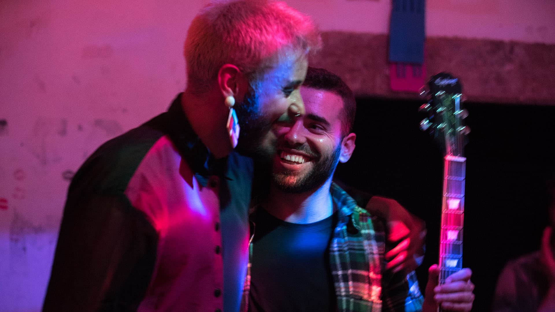 Lila wraps his arm around the shoulders of João Caçador