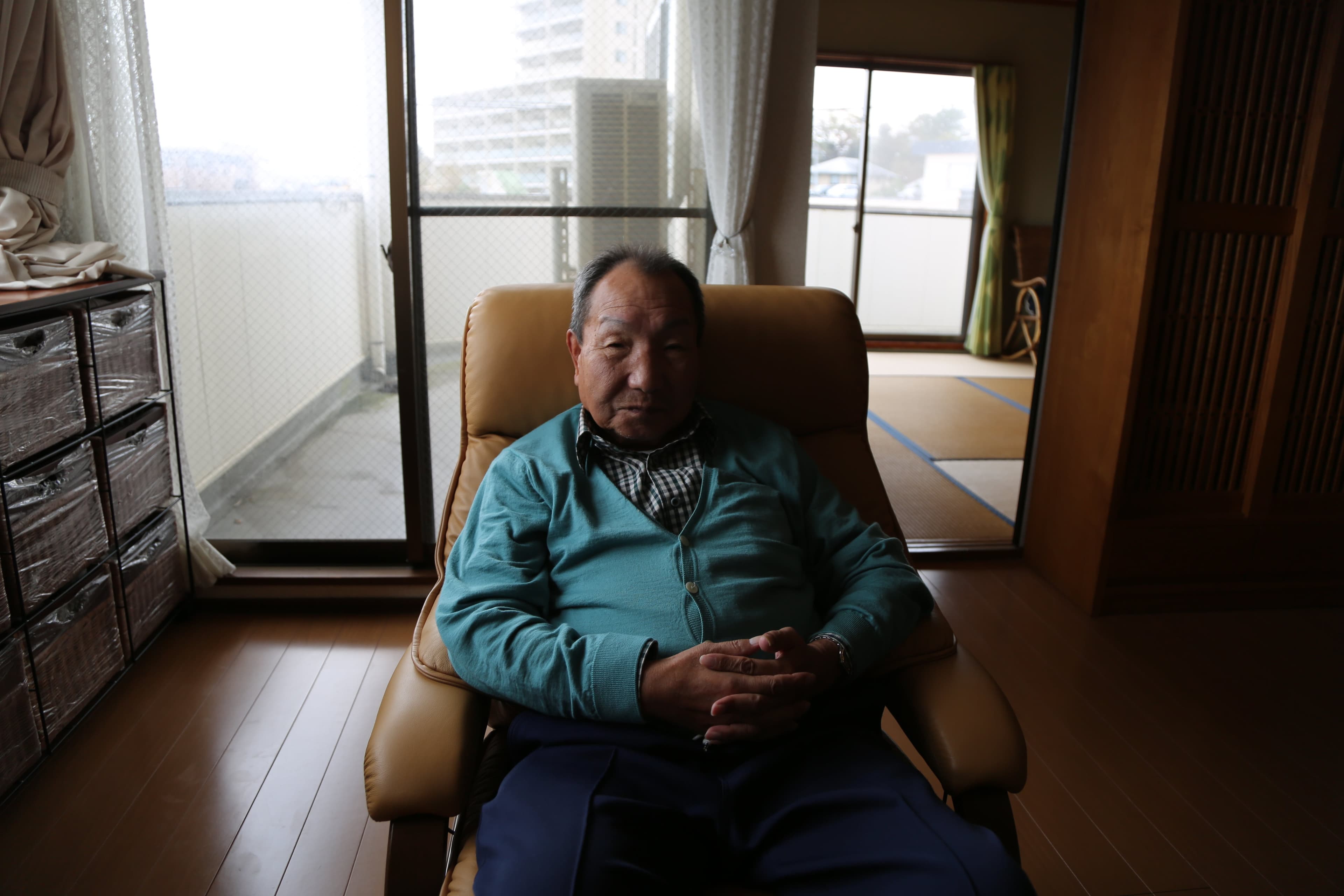 Iwao Hakamada sit I with a window behind him