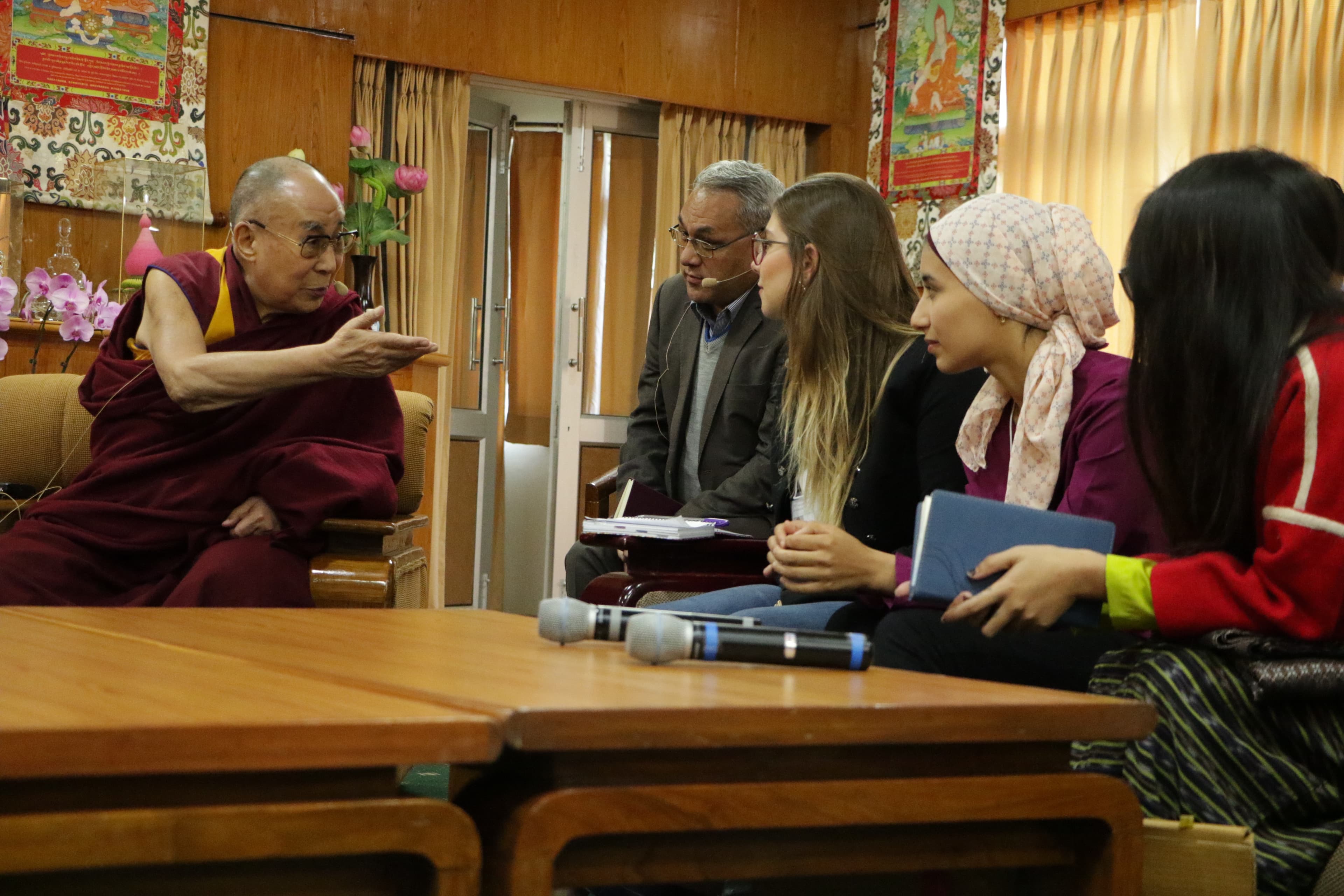 His Holiness the Dalai Lama speaks wtih USIP's youth leaders.
