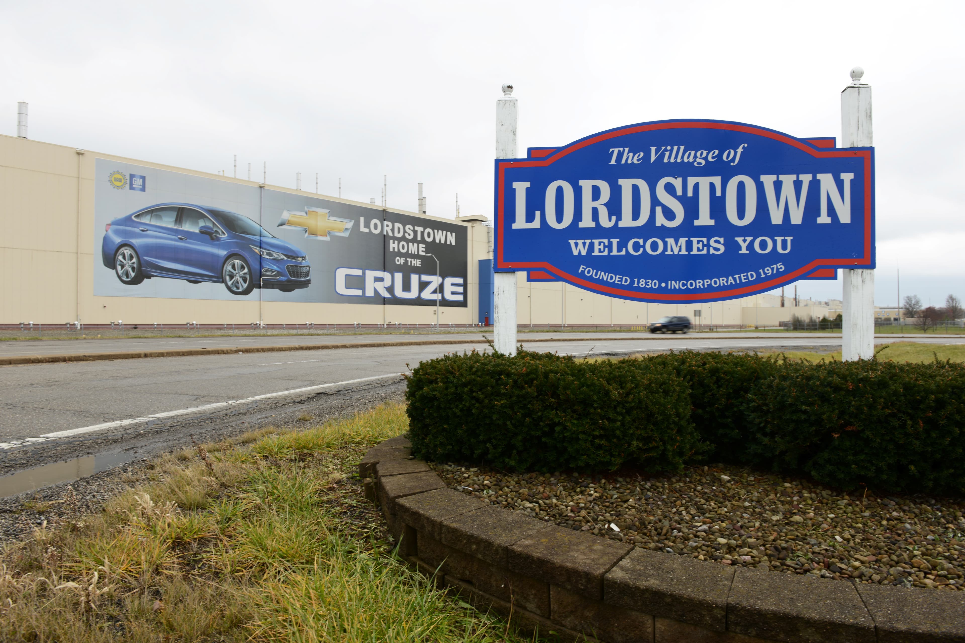 A blue and white Lordstown, Ohio, welcome sign along a bend in the road.