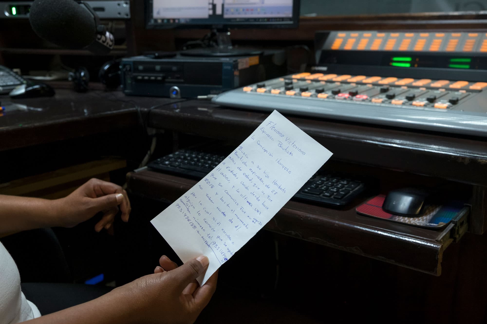A close-up photo shows Eva Hernández holding a hand-written note by listener Floriana Espinoza.