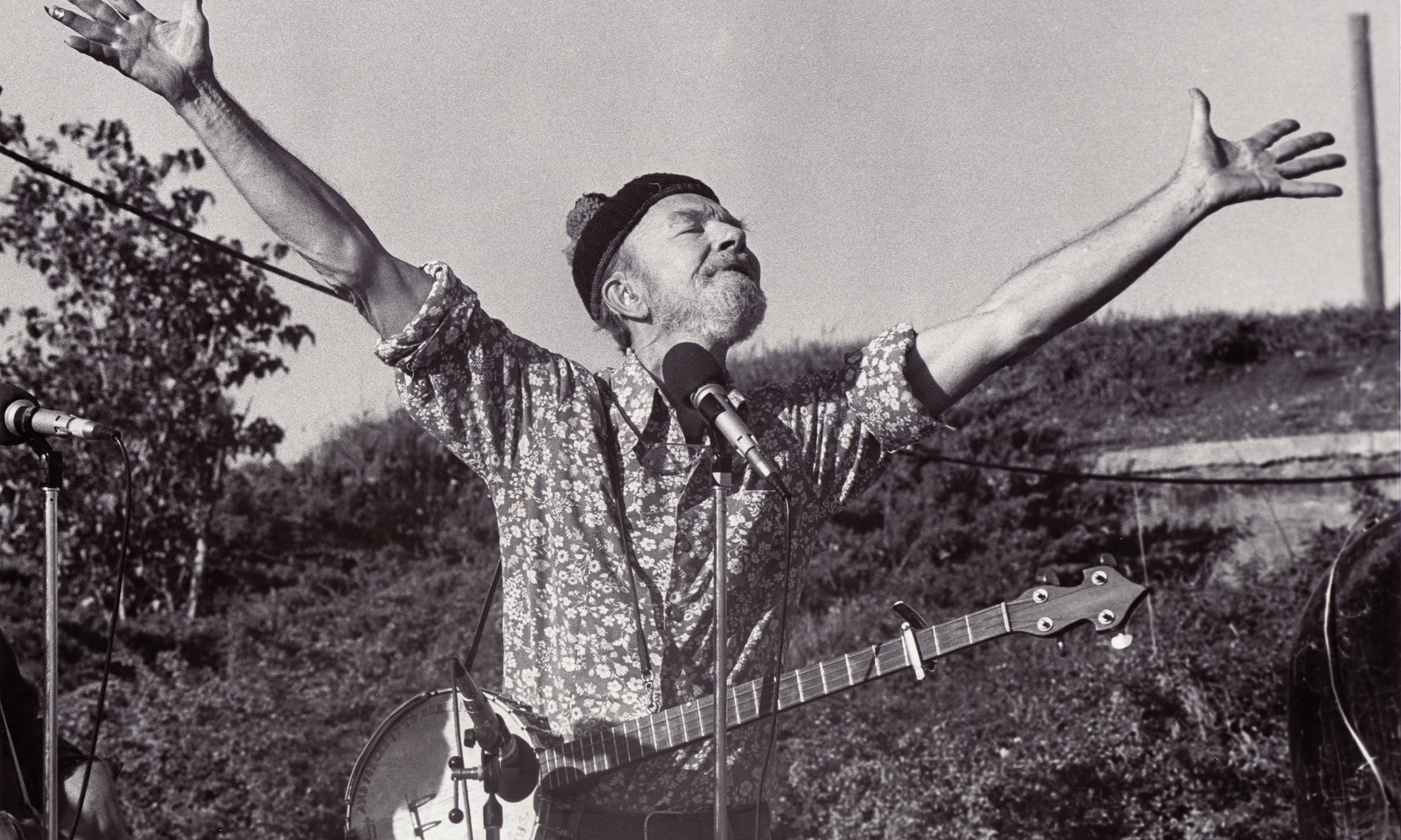 Pete Seeger performs in Newburgh, New York, in 1987.