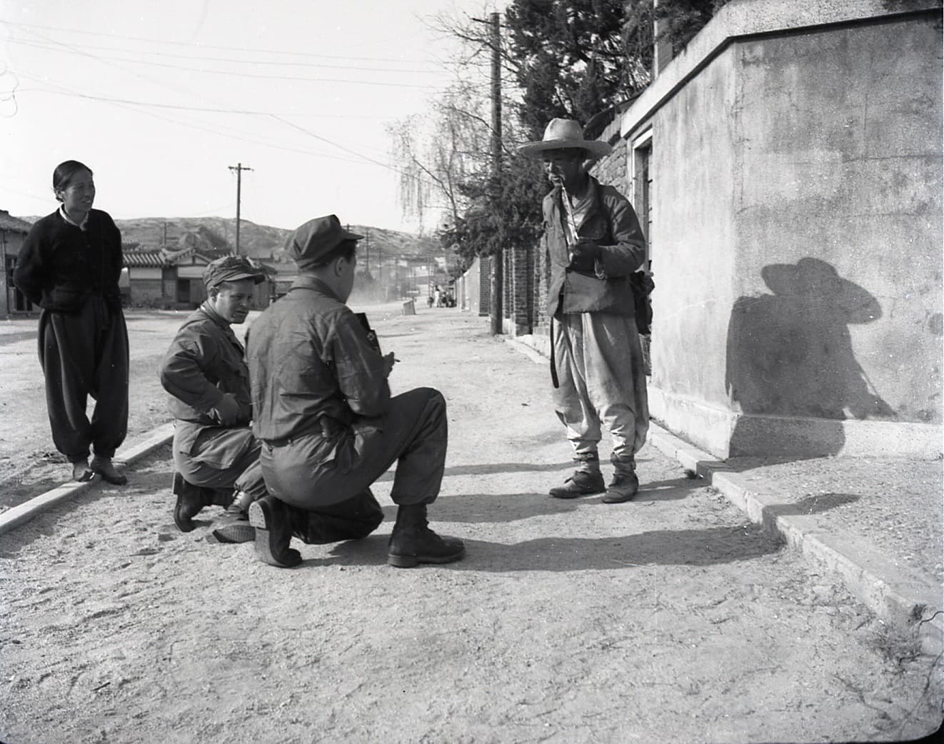 koreans and american soldiers take a photo together during the korean war