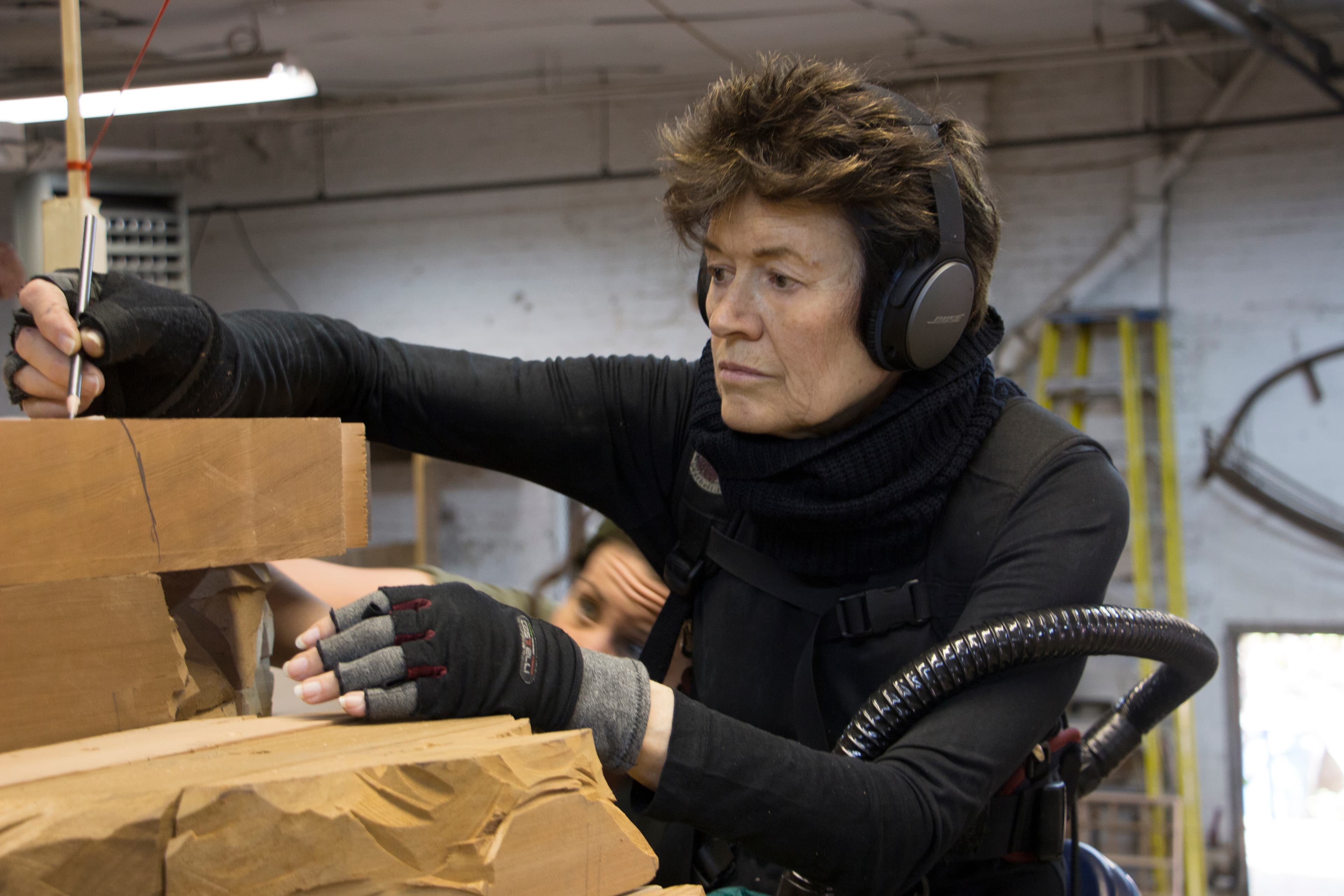 Ursula von Rydingsvard working on “Z BOKU,” 2017.