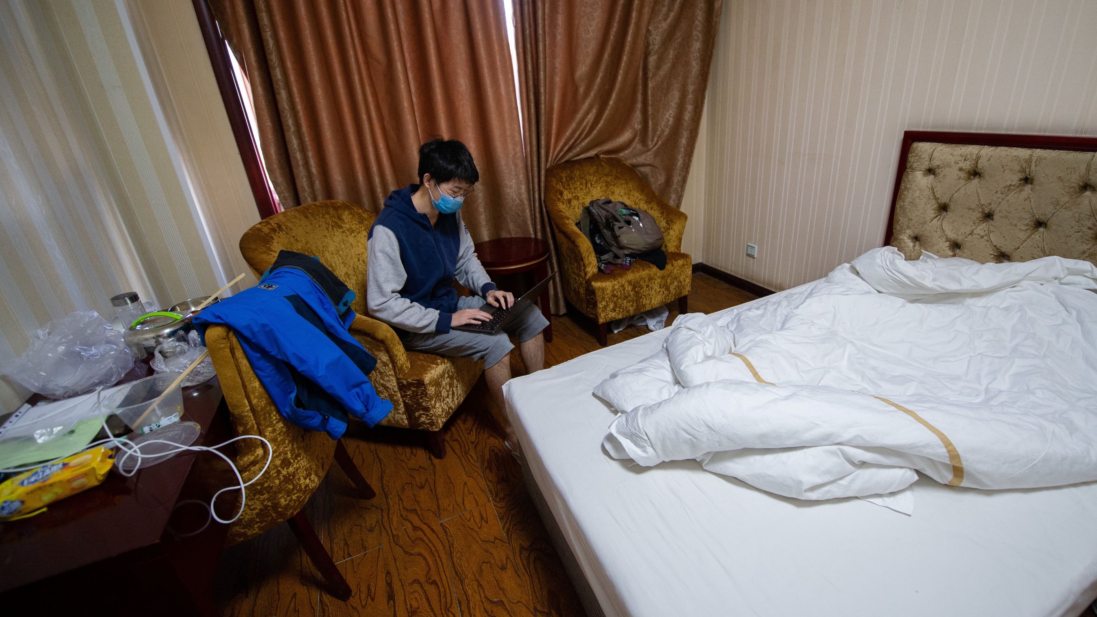 An overseas Chinese student wearing a face mask