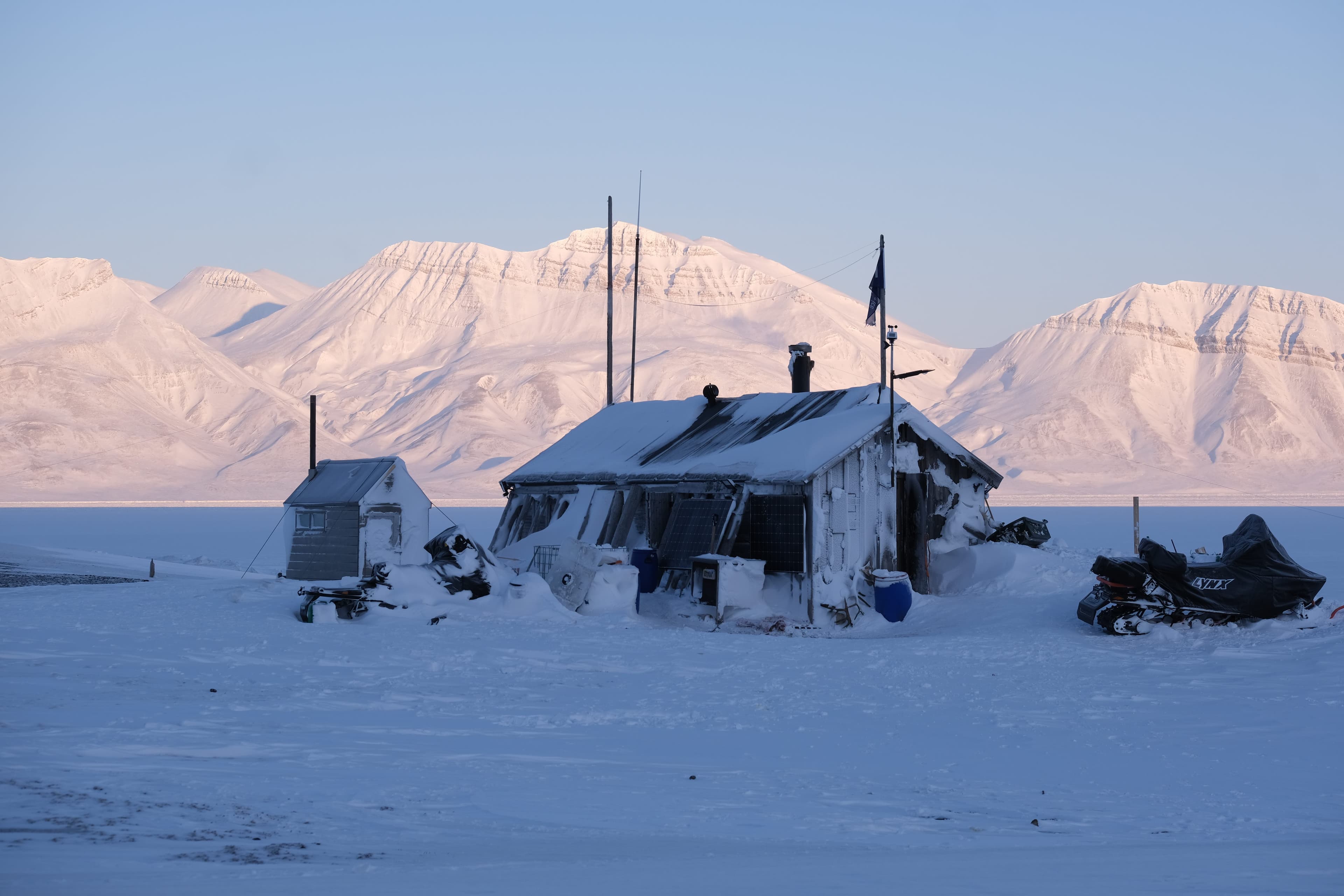 picture of a wooden cabin in the snowy tundra in a remote island in Norway.