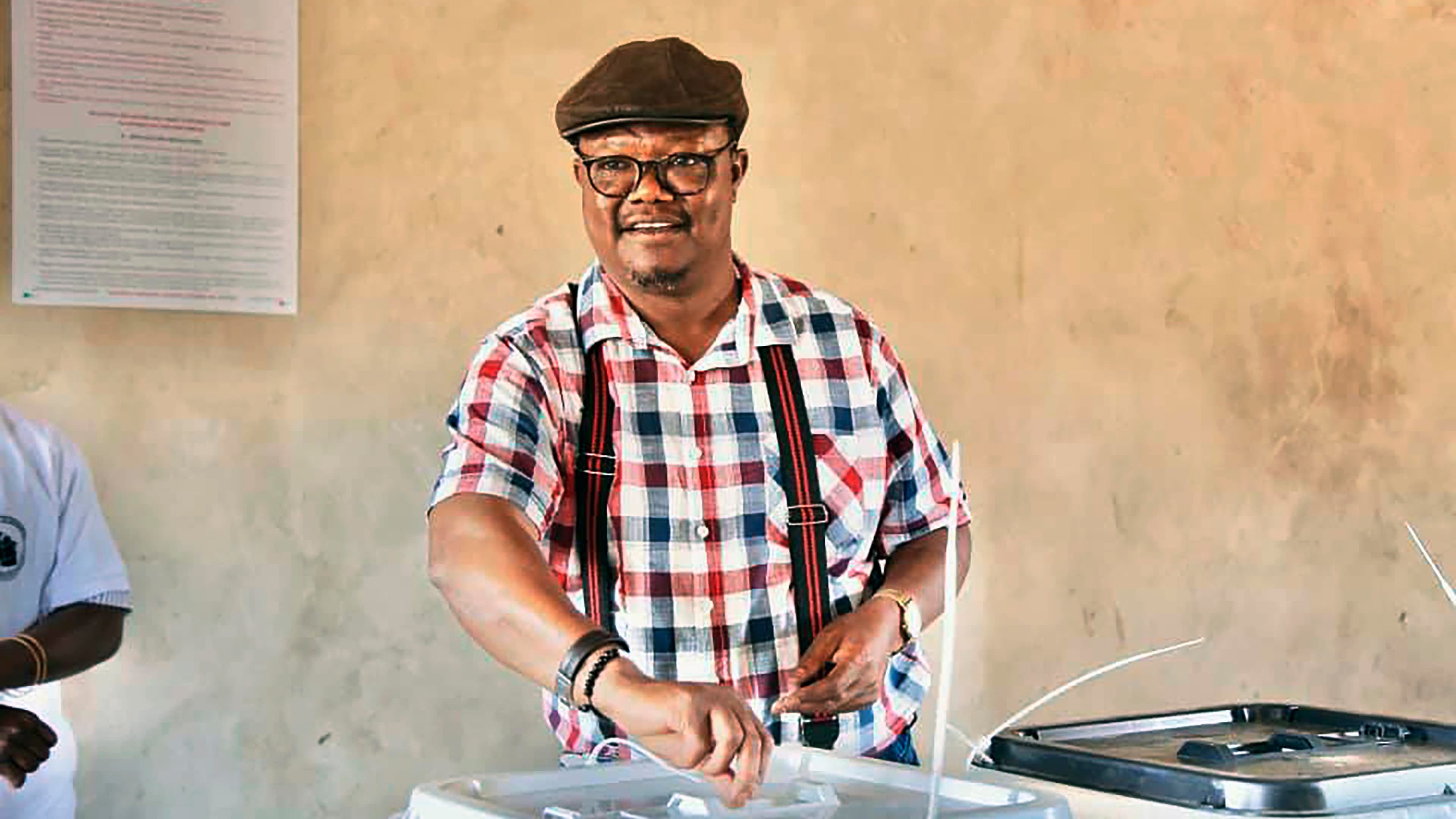 Chadema presidential candidate Tundu Lissu casts his vote at Ntewa Primary School's polling station in Ikungi town Singida region, Tanzania, Oct.28, 2020. 