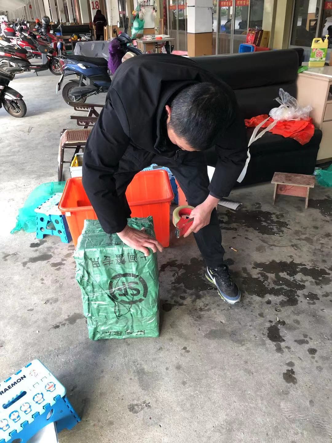 Song Zhenhua packaging up boxes of hairy crab for shipment.