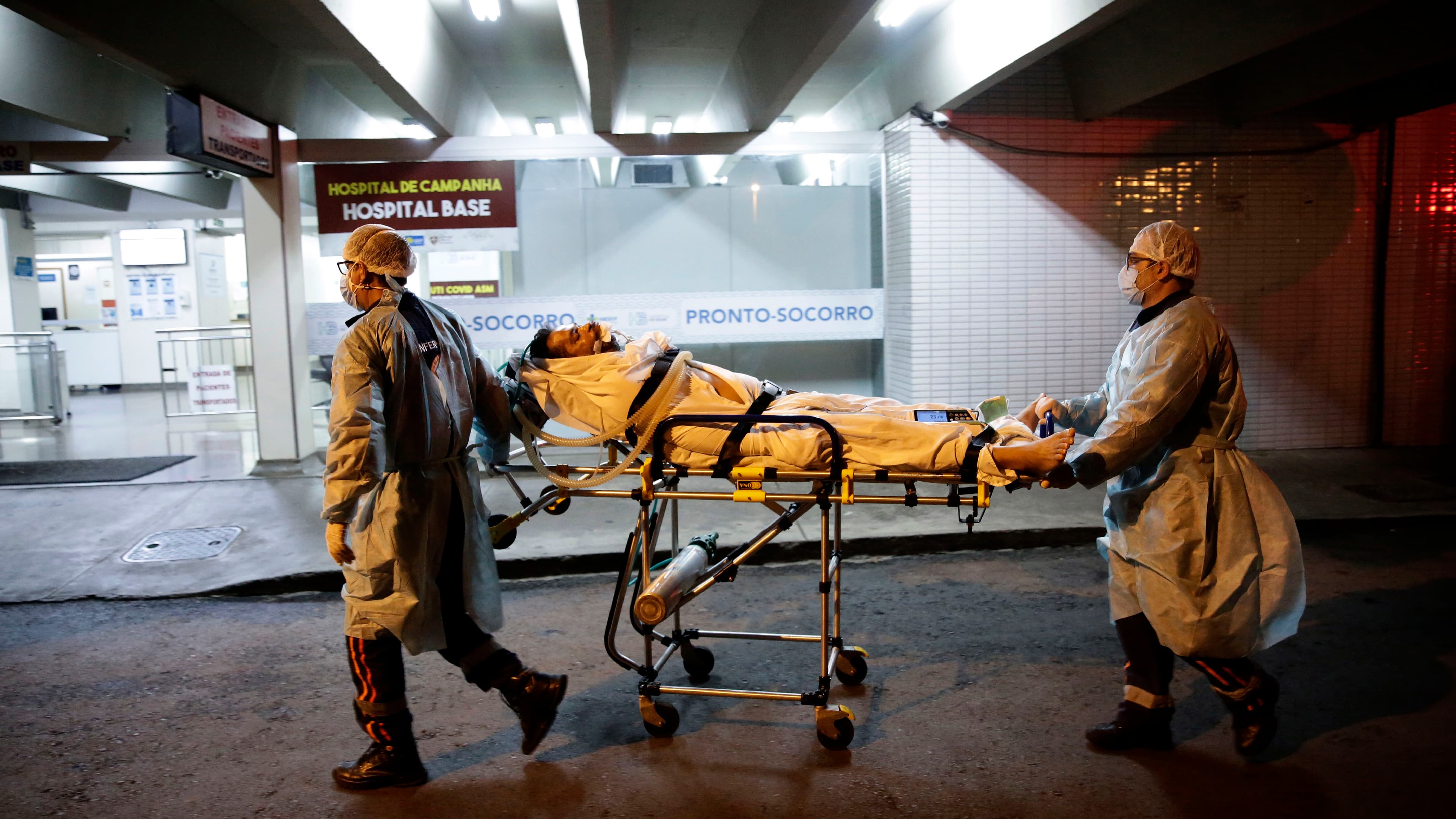 Health care workers of the public Mobile Emergency Service bring a patient suspected of suffering from COVID-19 to the Base Public Hospital in Brasilia, Brazil, Wednesday, March 31, 2021. 