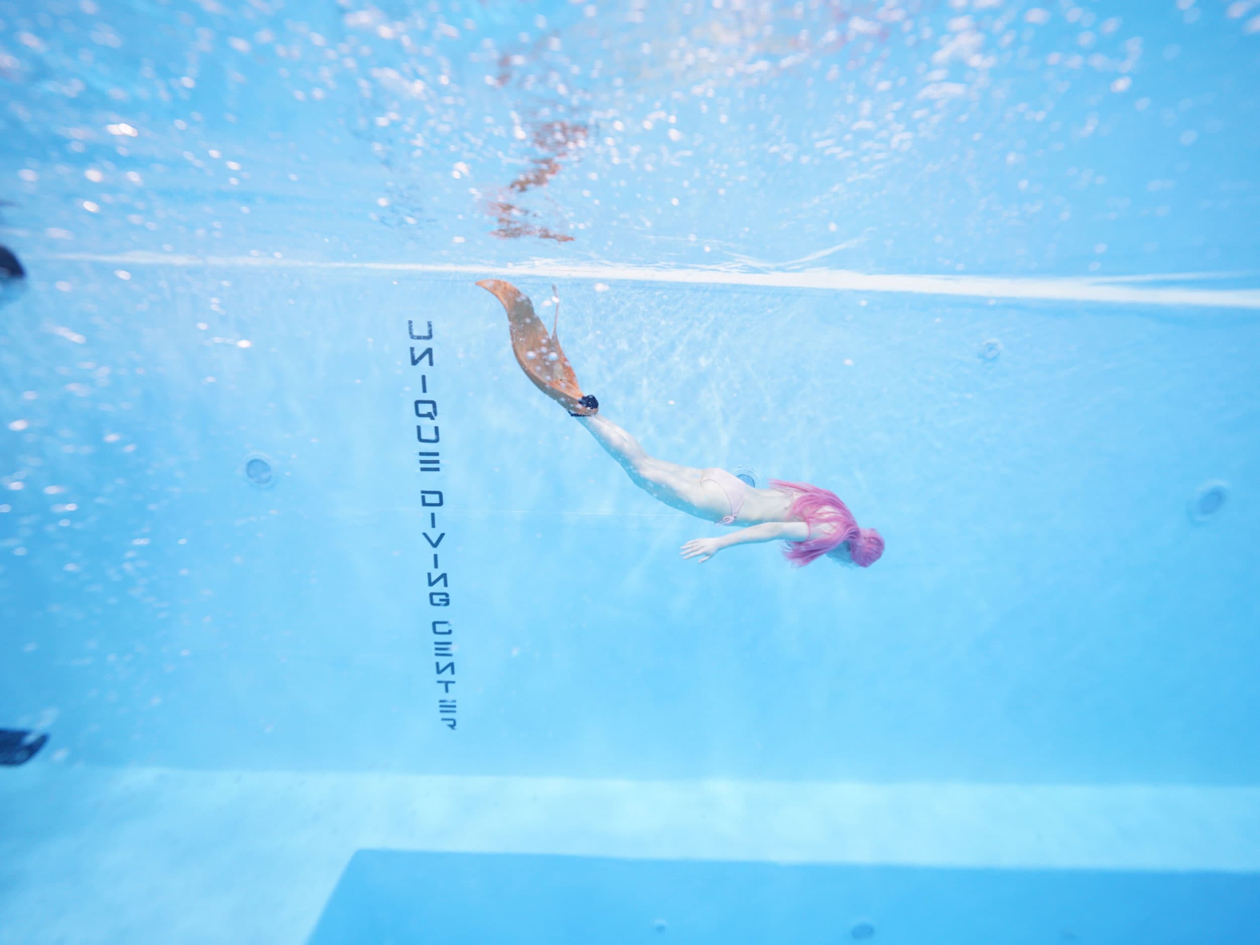 Chen Menke is training to become a mermaid diving instructor.