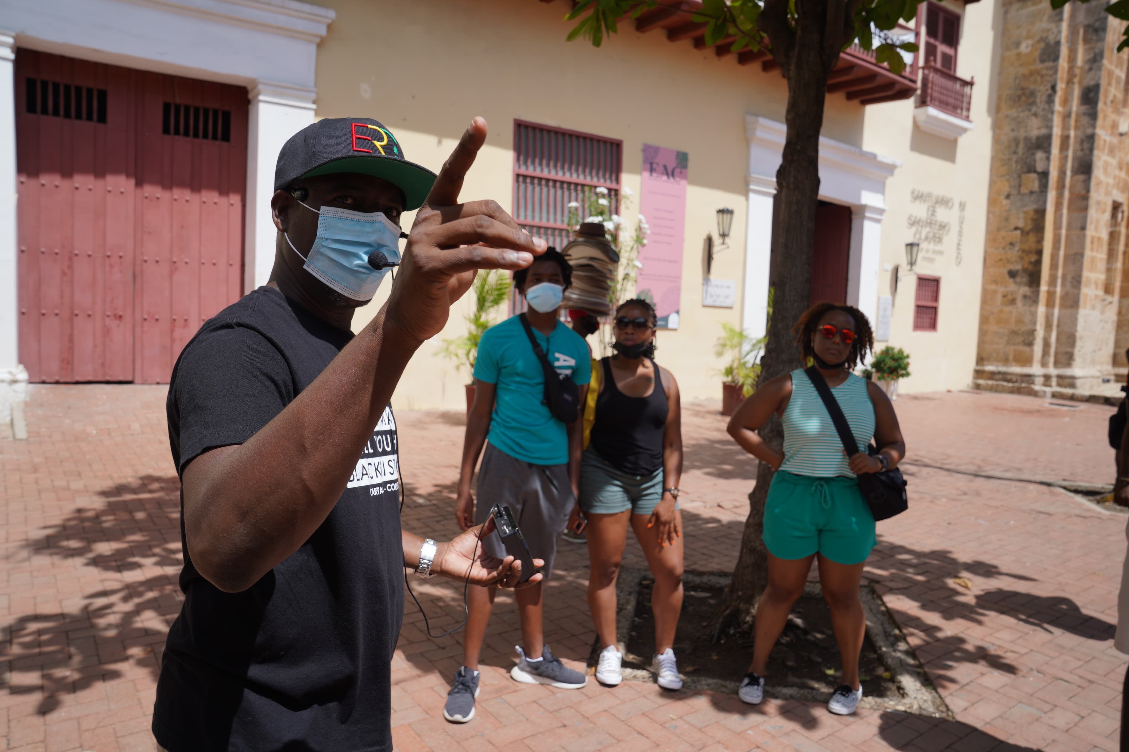 During his tours Alex Rocha speaks about chapters of the city's history that are not mentioned on the official signs placed by the city government, including the city's relation to the slave trade