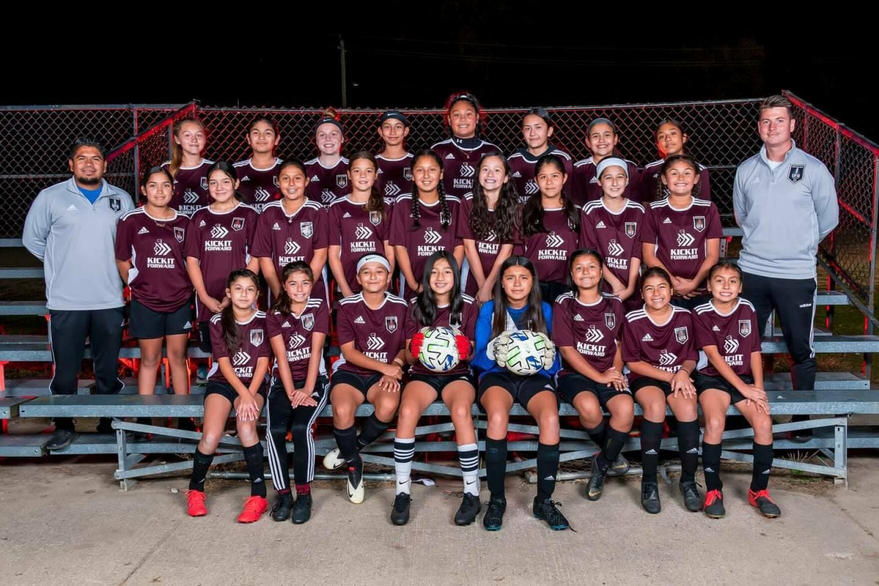 Jaime Leiva poses for a photo with his United Fútbol Academy team