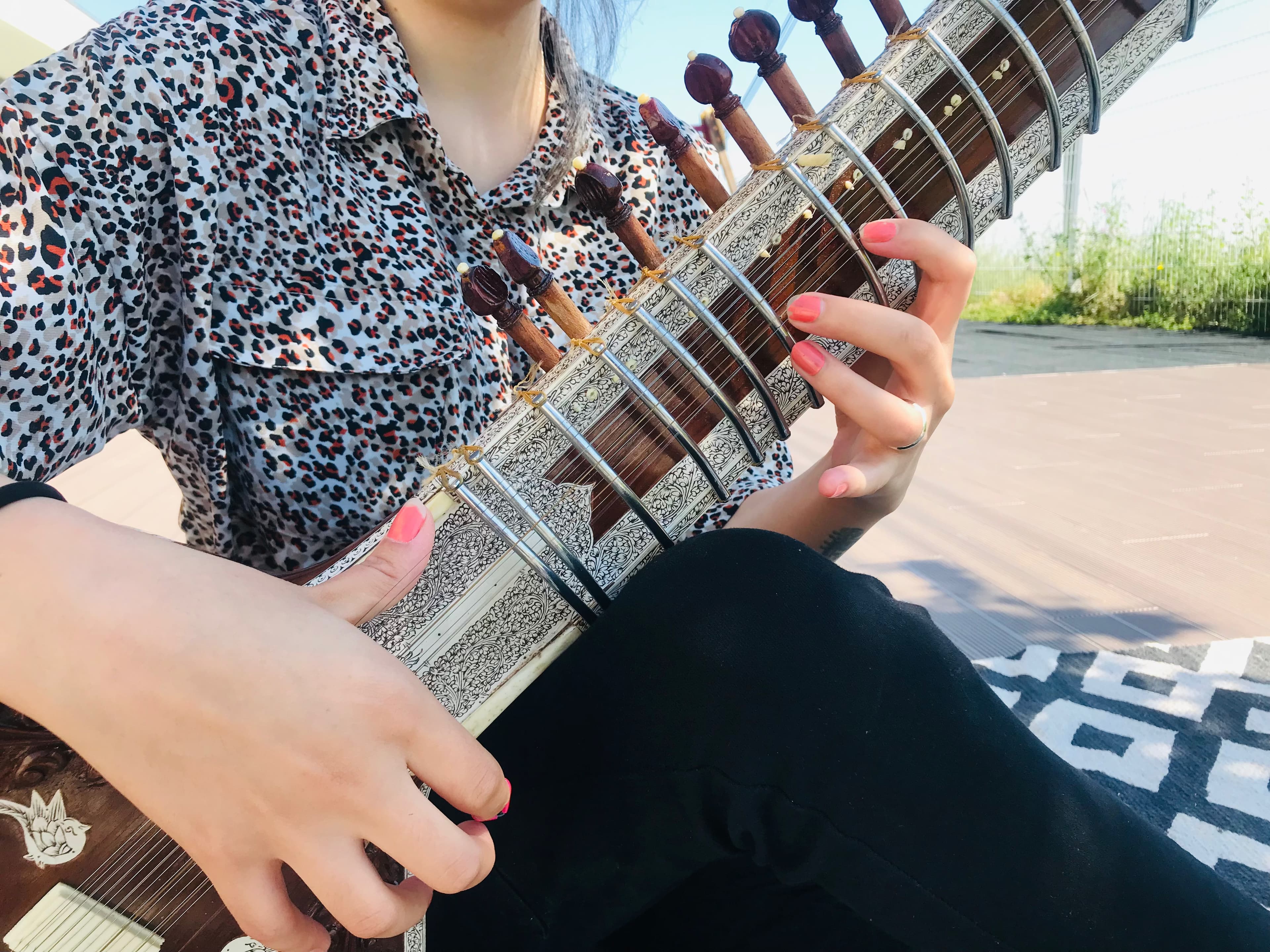 Huma Rahimi plays her sitar.
