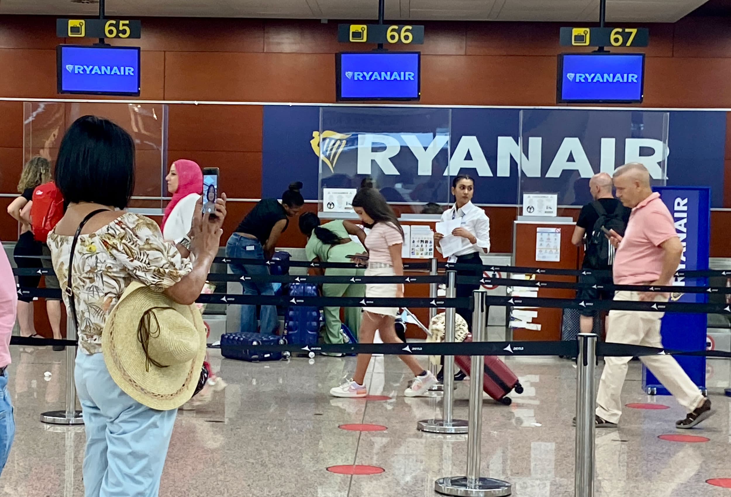 Ryanair in Bordeaux, France, only has one baggage check-in person on June 25, 2022.