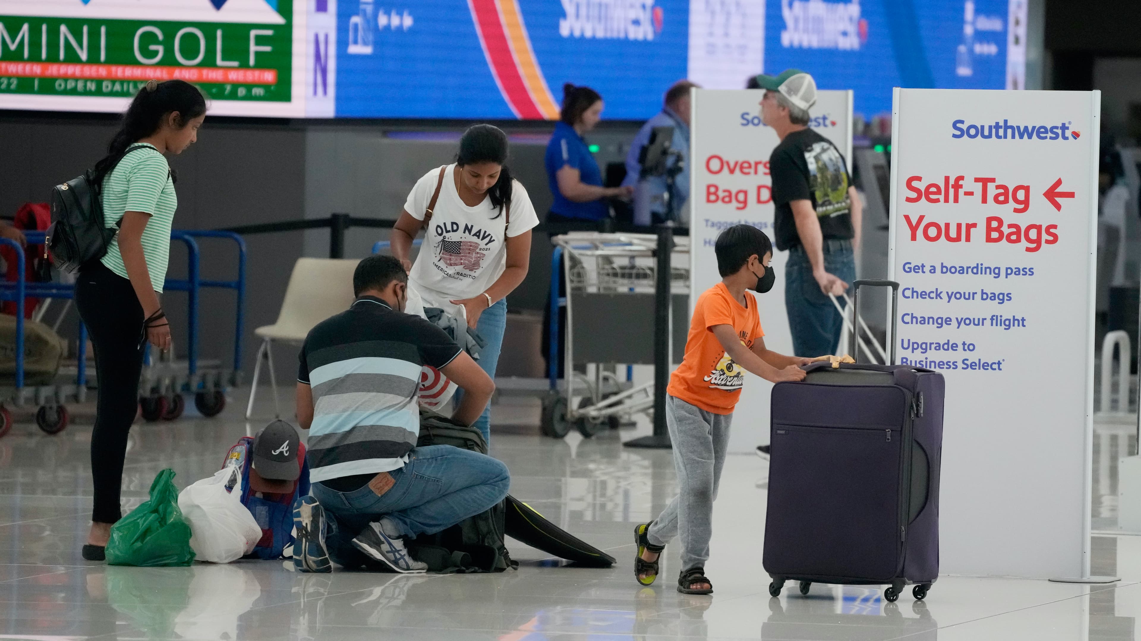travelers tagging bags