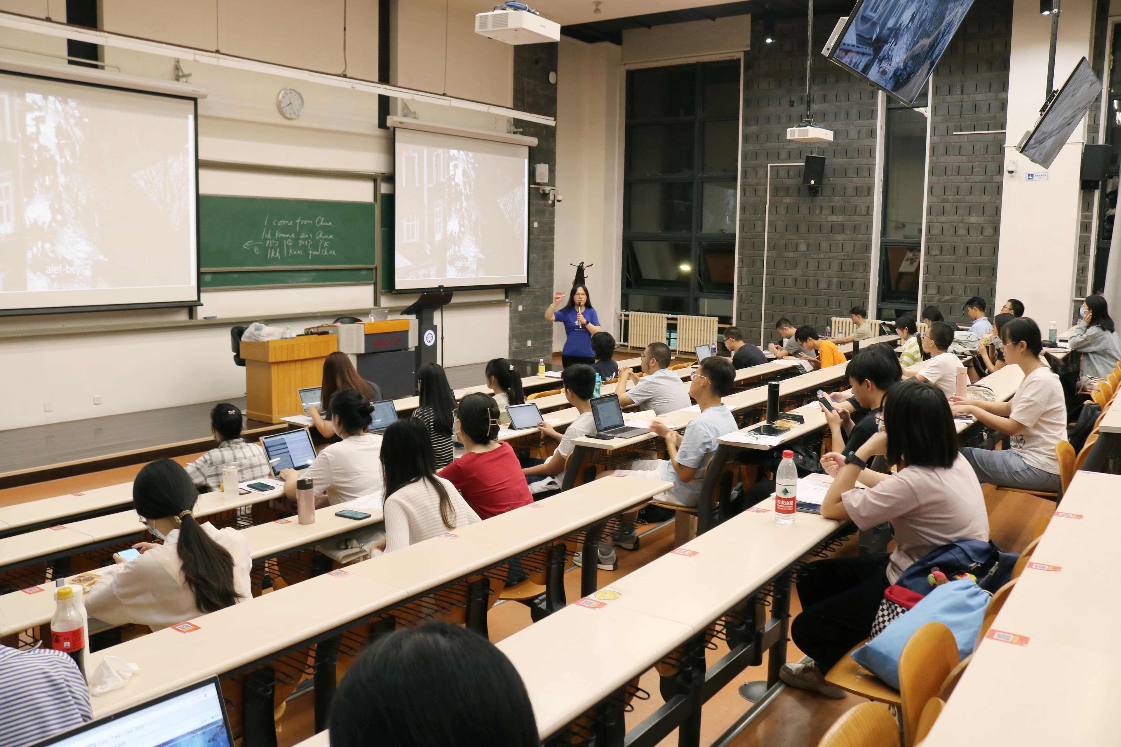 Yang Meng teaching her Yiddish language class at Peking University.