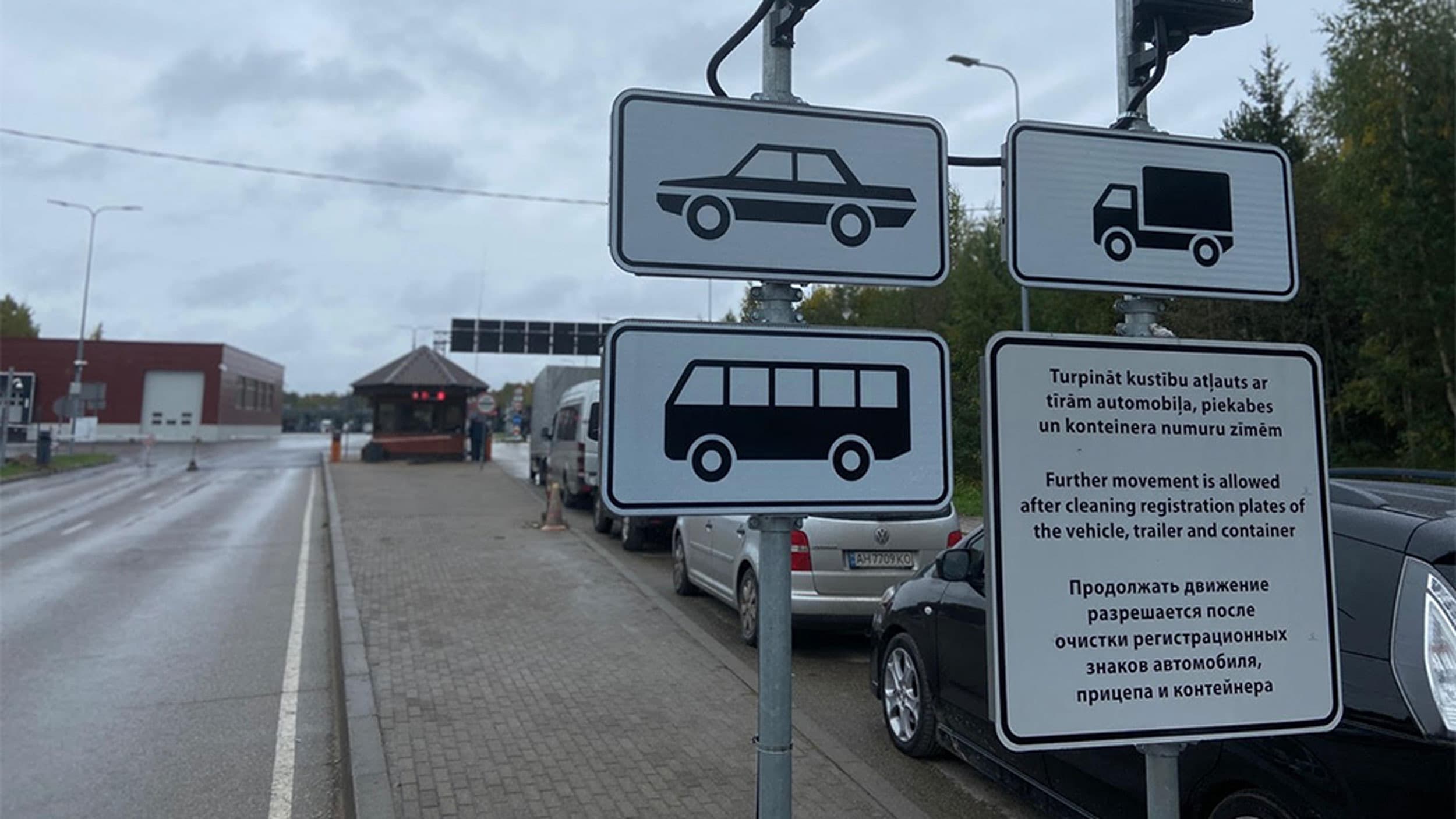 Cars line up to cross from Latvia into Russia