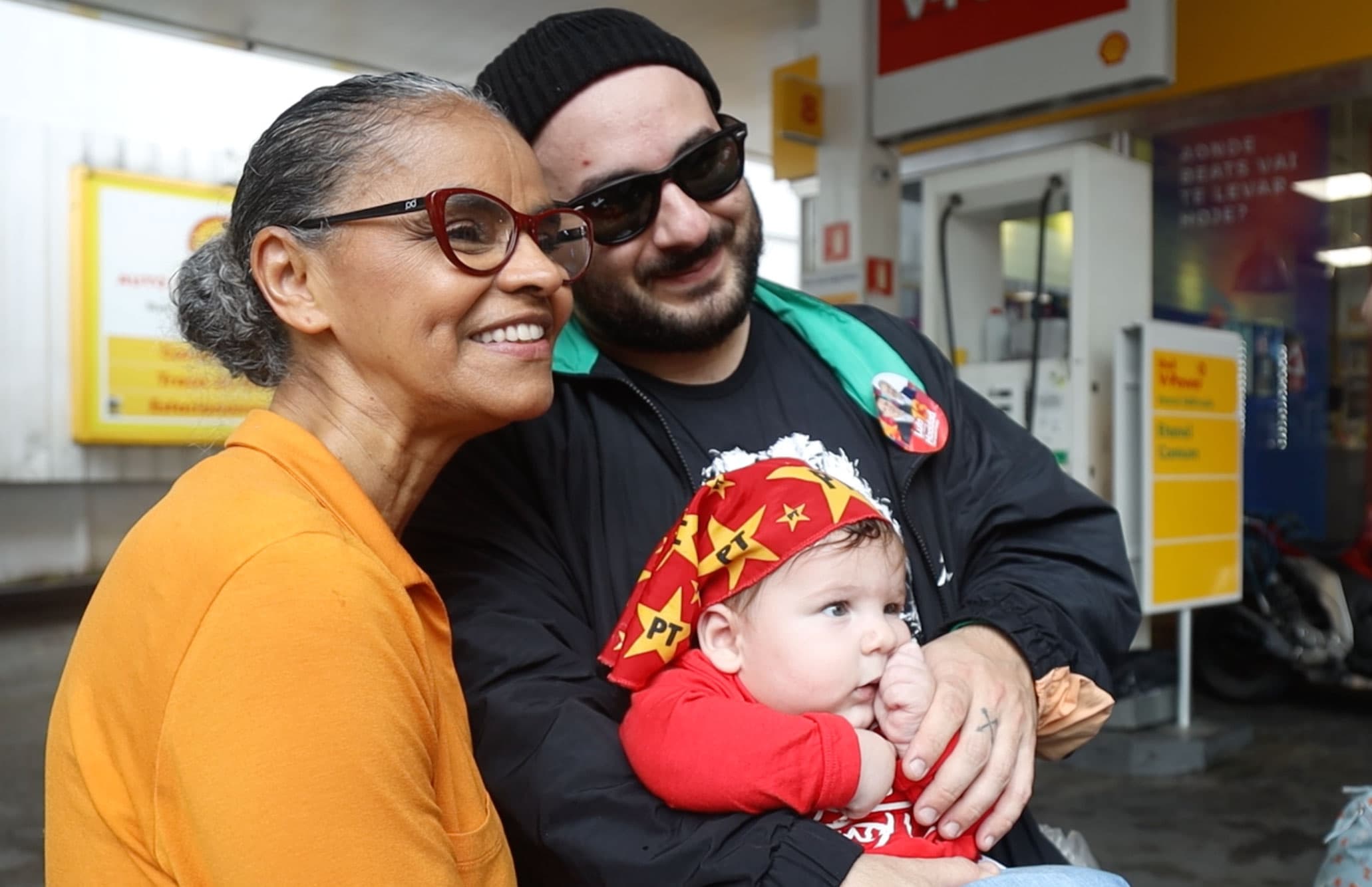 Marina Silva poses for a photo with a Lula supporter in São Paulo.