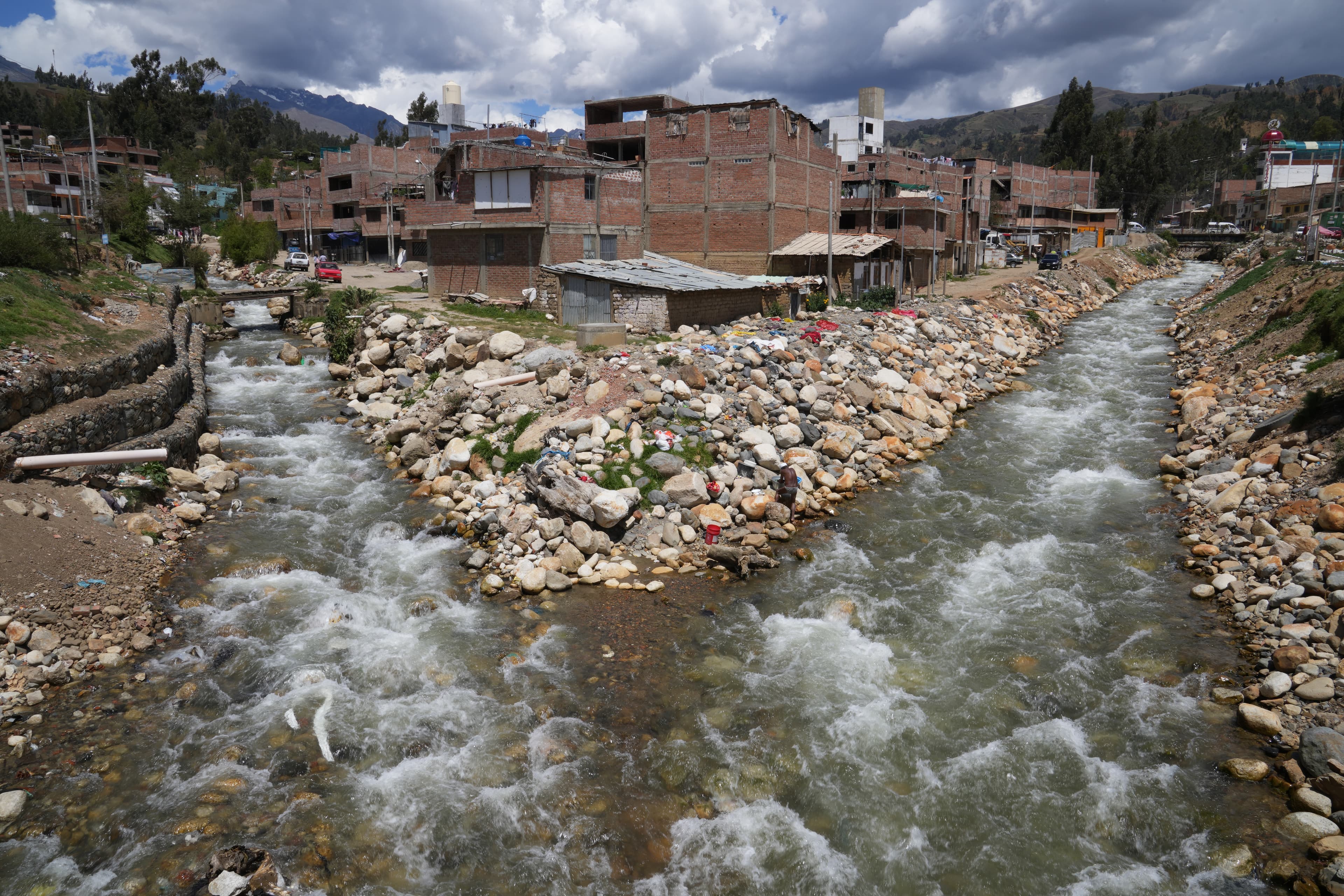 The city of Huaraz is in a valley below Lake Palcacocha. Some of its neighborhoods have been built along a river that comes from the lake.