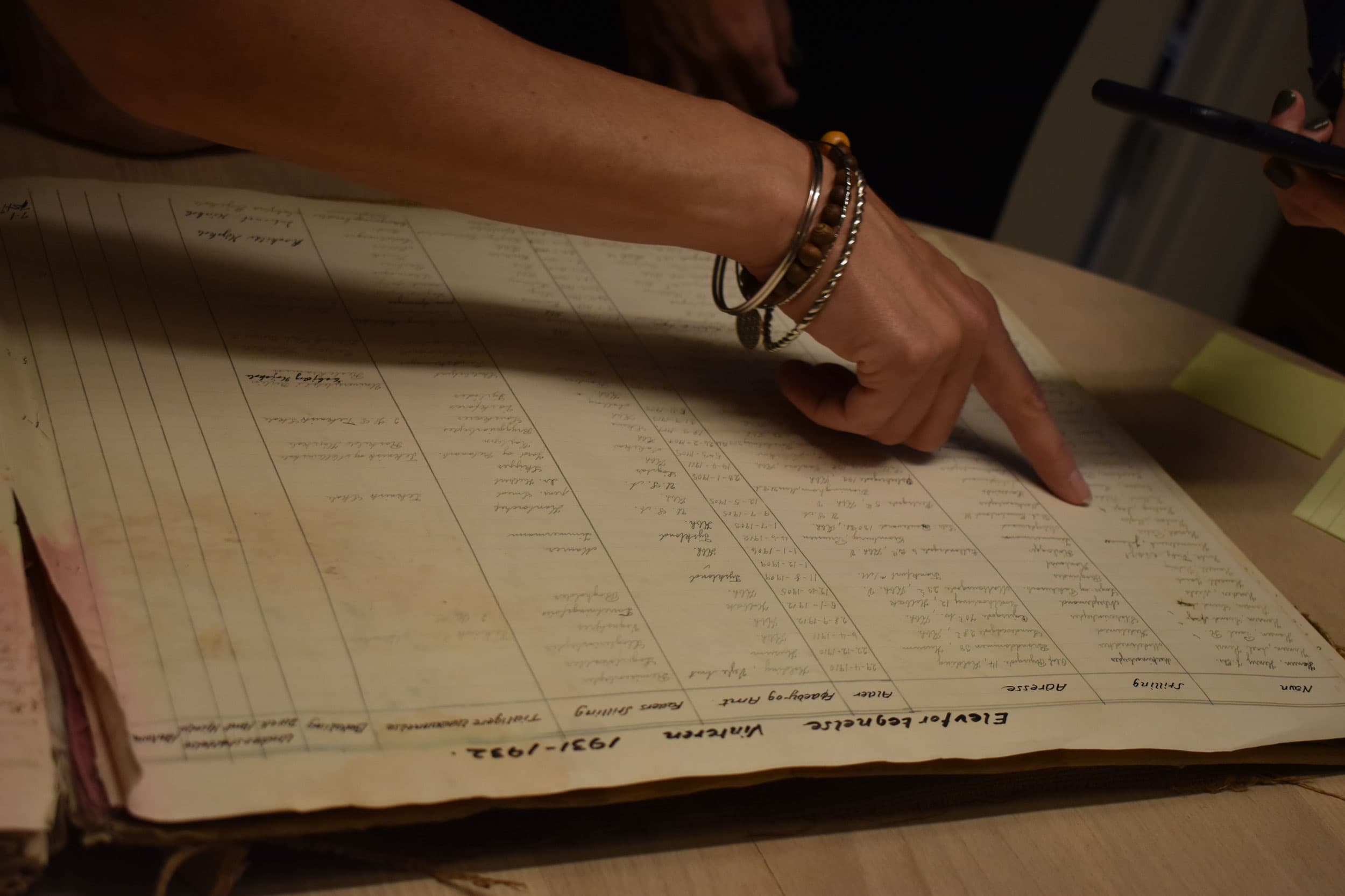 Julie Shackleford points directly to where civil rights activist and educator Myles Horton signed his name in the 1931 IPC guestbook.