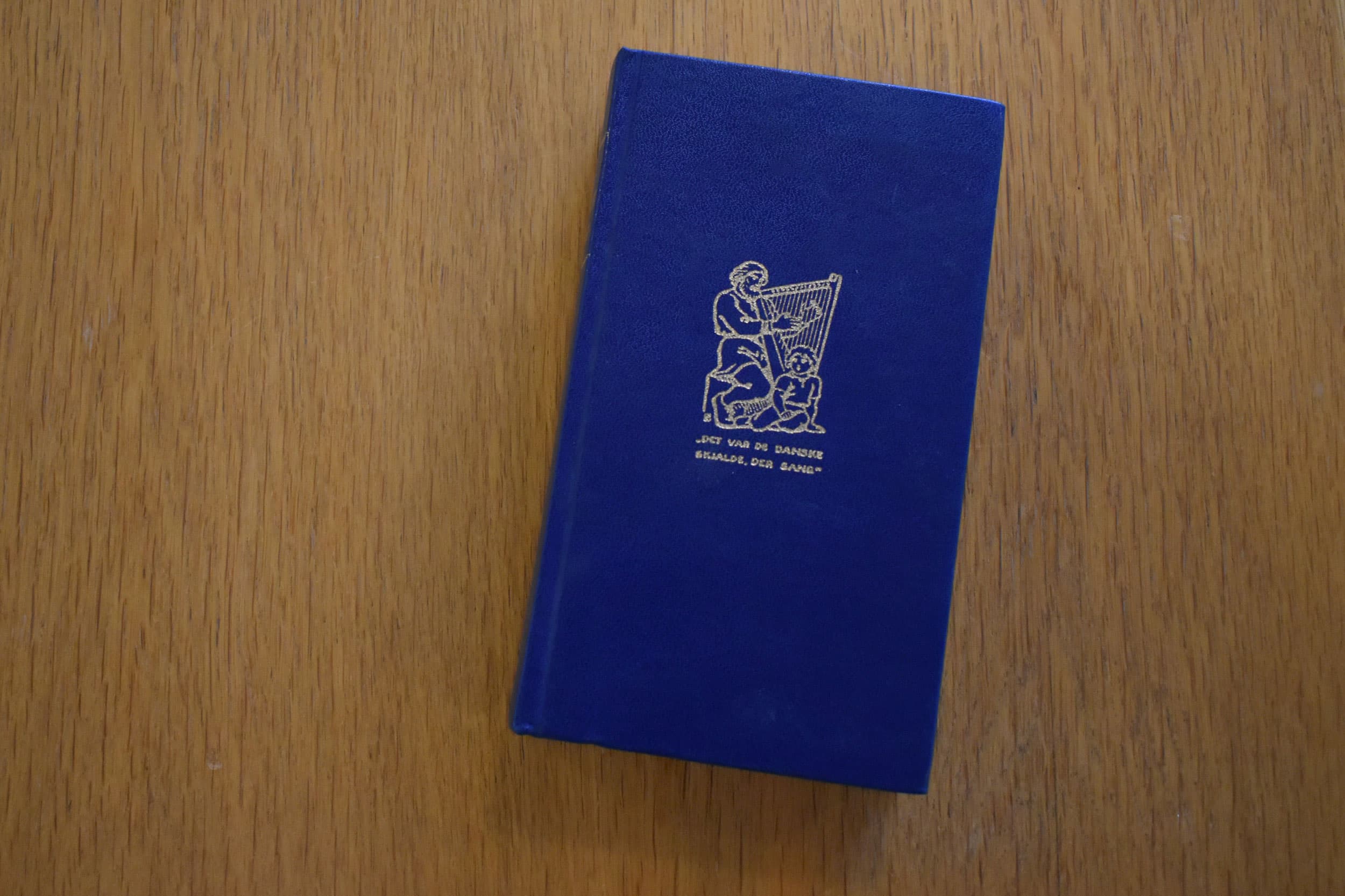 This book contains Danish folksongs and hymns. The first edition was published in 1888.