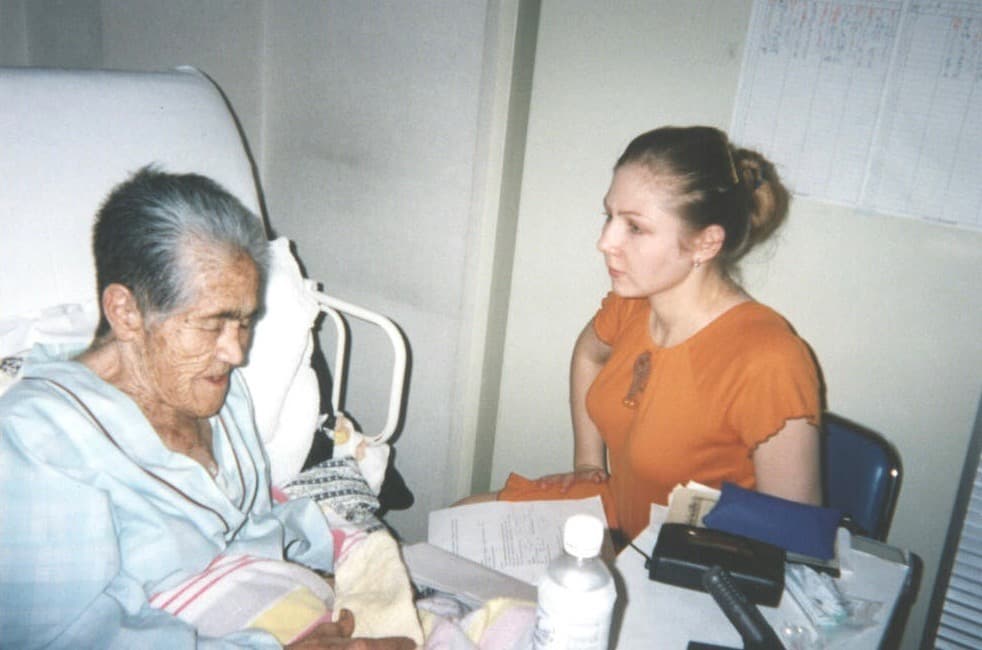 Linguist Anna Bugaeva interviews Ainu speaker Ito Oda in her hospital room.