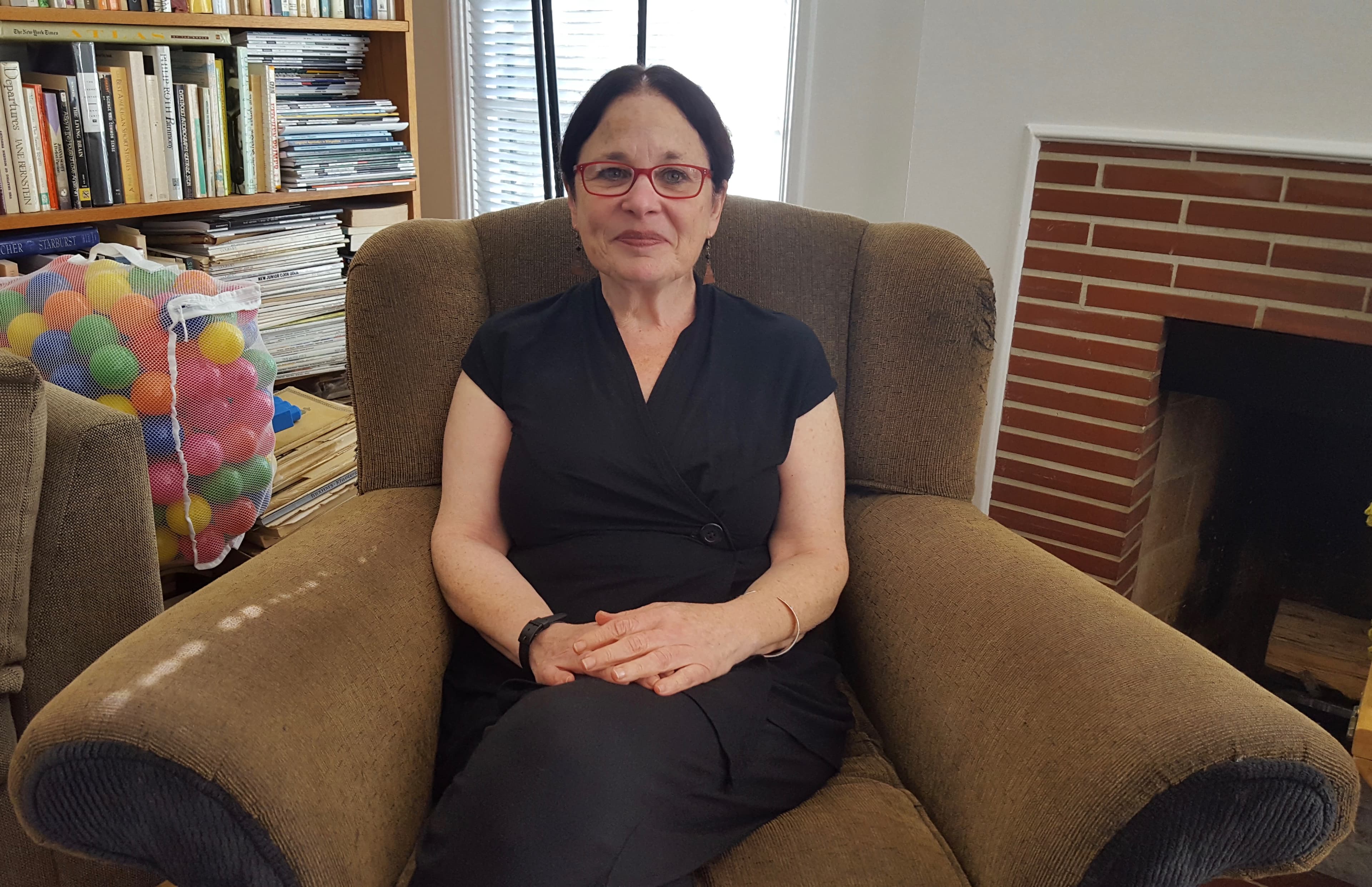 Judith Kroll, professor of Psychology and Linguistics at University of California, Riverside, says that in the bilingual brain, both languages are always active.