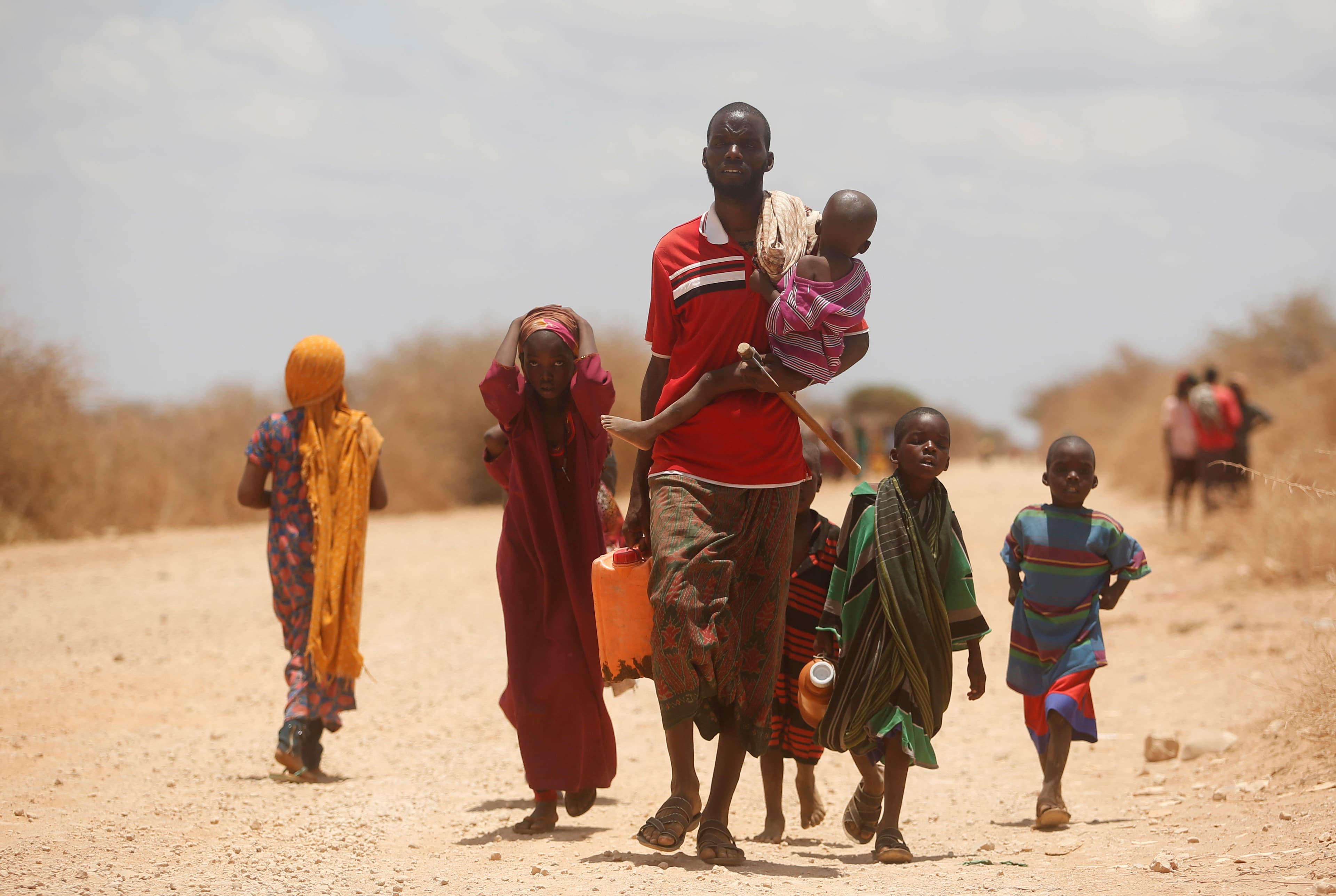 Internally displaced Somalis carry their belongings as they flee from drought-stricken regions before entering makeshift camps in Baidoa, west of Somalia's capital Mogadishu, March 26, 2017.