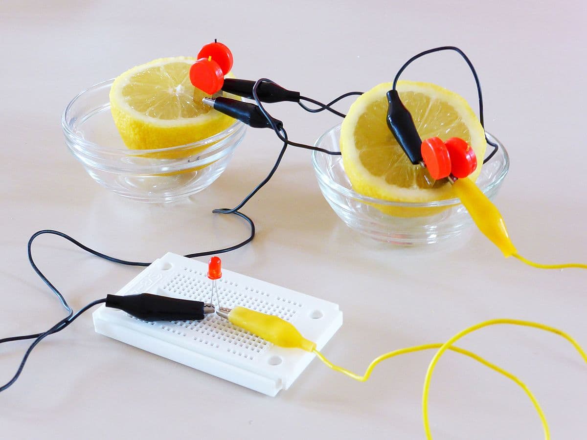 A lemon battery