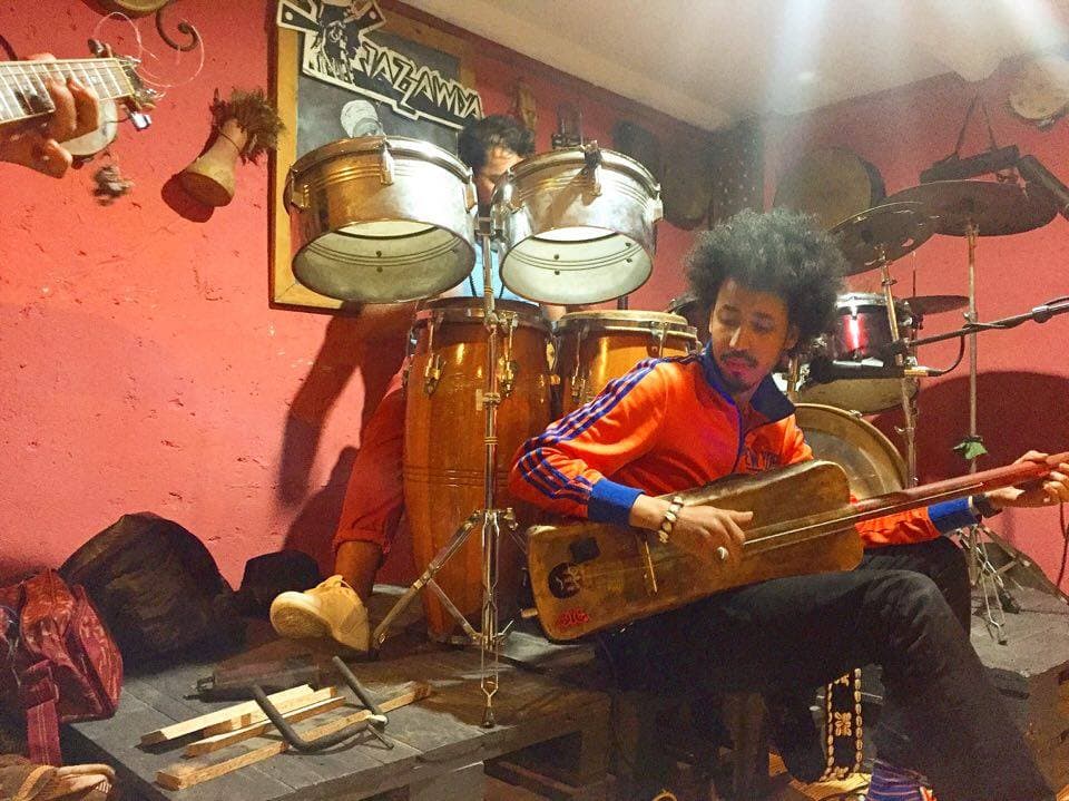 Samir Langus performs